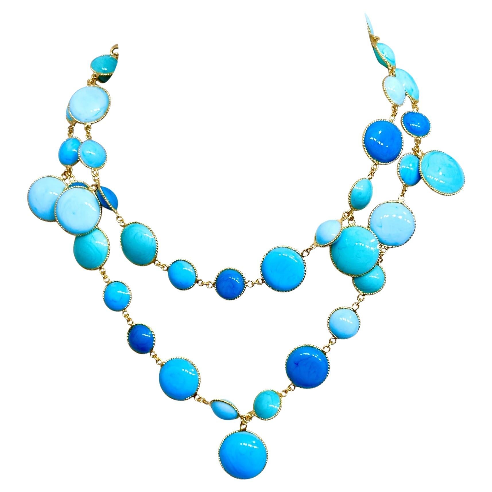 Collana in vetro turchese magistralmente lavorata della Collectional de Verre. 
Disegnato da un ex artigiano dell'Atelier de GRIPOIX con il savoir faire utilizzato per tutti i pezzi Chanel da loro eseguiti.

Tutti i gioielli in vetro Gripoix sono
