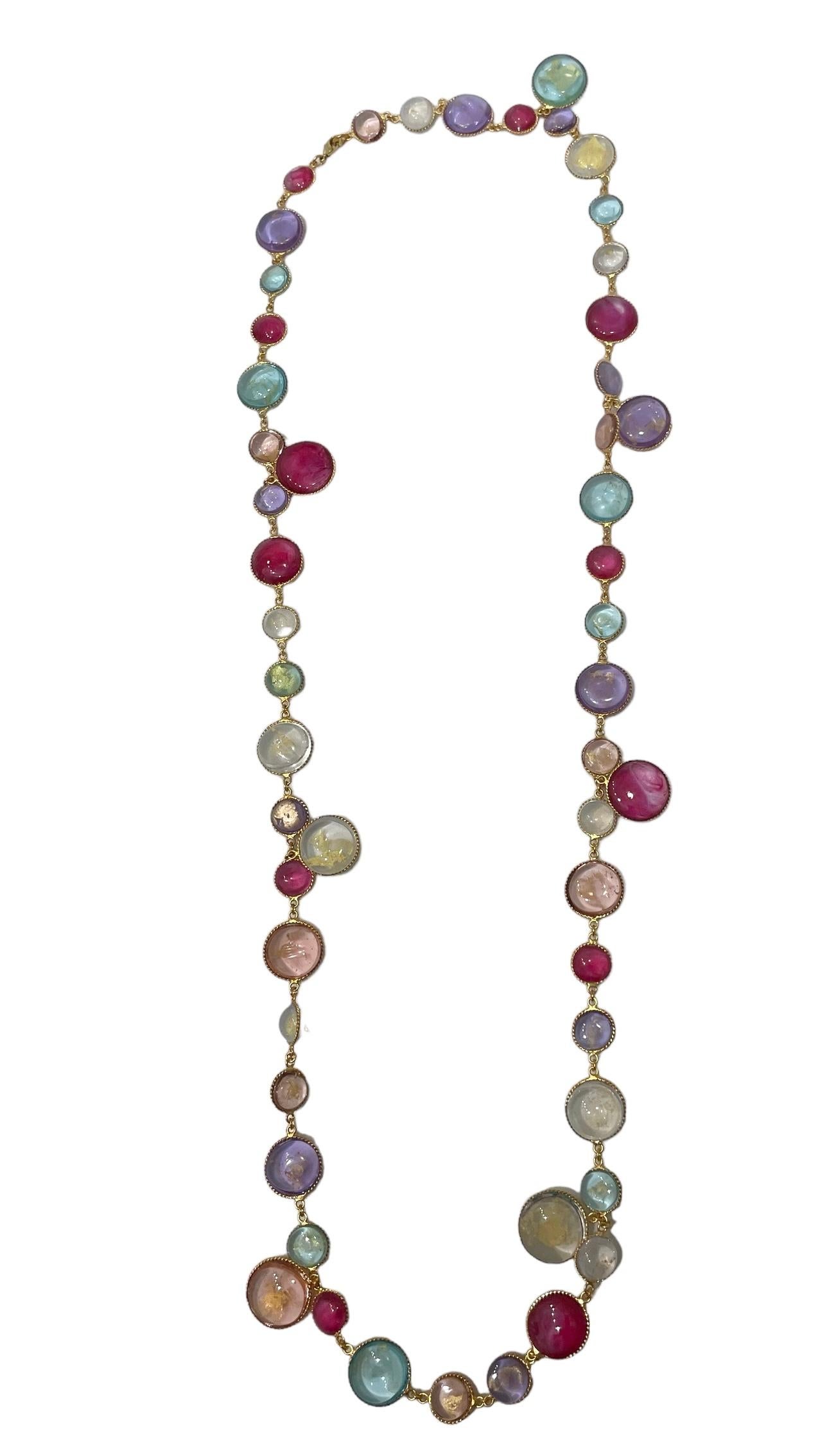 Collana in vetro magistralmente realizzata in tonalità da sogno con dettagli in cristallo della collezione Pate de Verre. 
Disegnato da un ex artigiano dell'Atelier de GRIPOIX con il savoir faire utilizzato per tutti i pezzi Chanel da loro