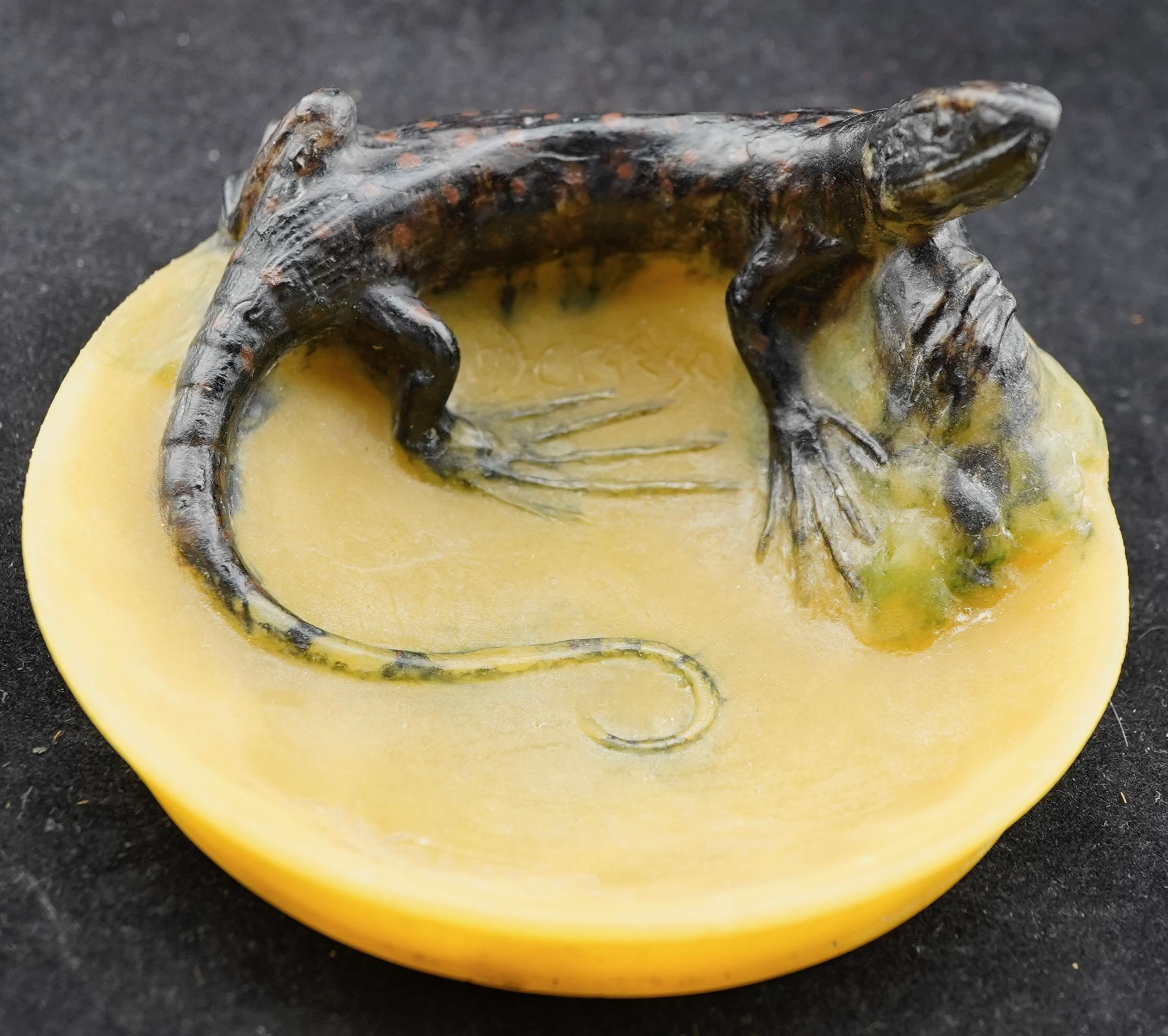Pate de verre vide-poche a forma di lucertola di Almaric Walter e Henry Berge. Firmato nello stampo.  Eseguito per la fabbrica Daum nel periodo dell'Art Nouveau.