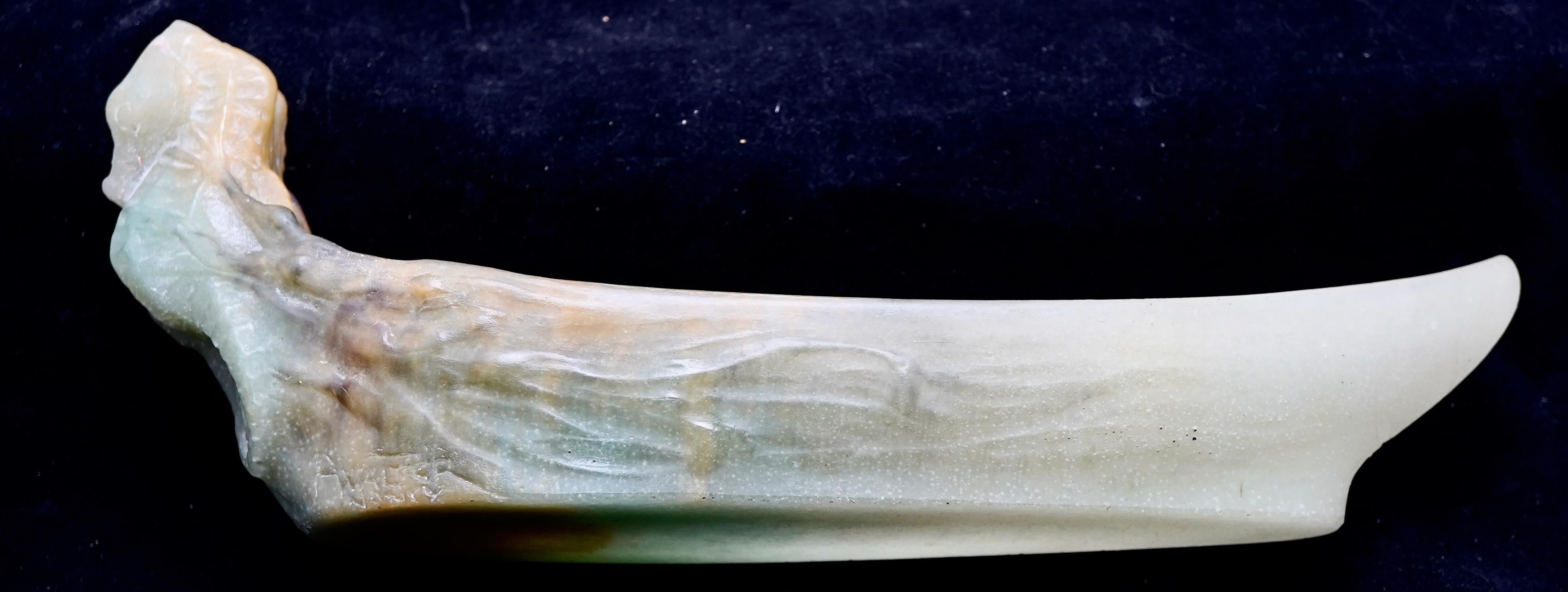 Pate de verre vide-poche a forma di cavalluccio marino (Hippocampo) di Almaric Walter e Henry Berge. Bellissimo l'involucro di alghe sui lati e l'interno che emana dalle figure. Firmato nello stampo.  Eseguito per la fabbrica Daum nel periodo