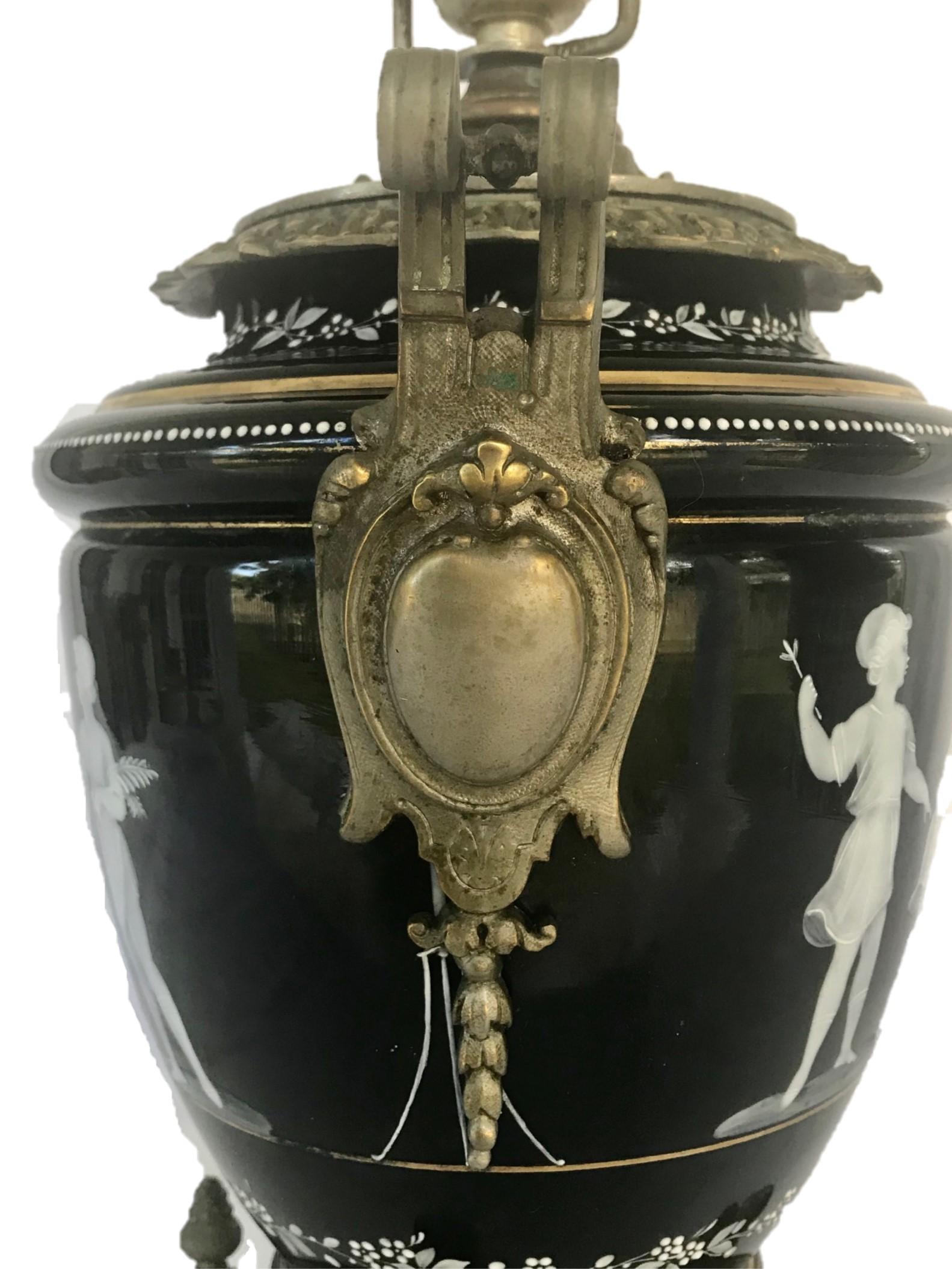 Porcelaine Lampe de bureau en porcelaine Pate-Sur-Pate avec monture en bronze en vente