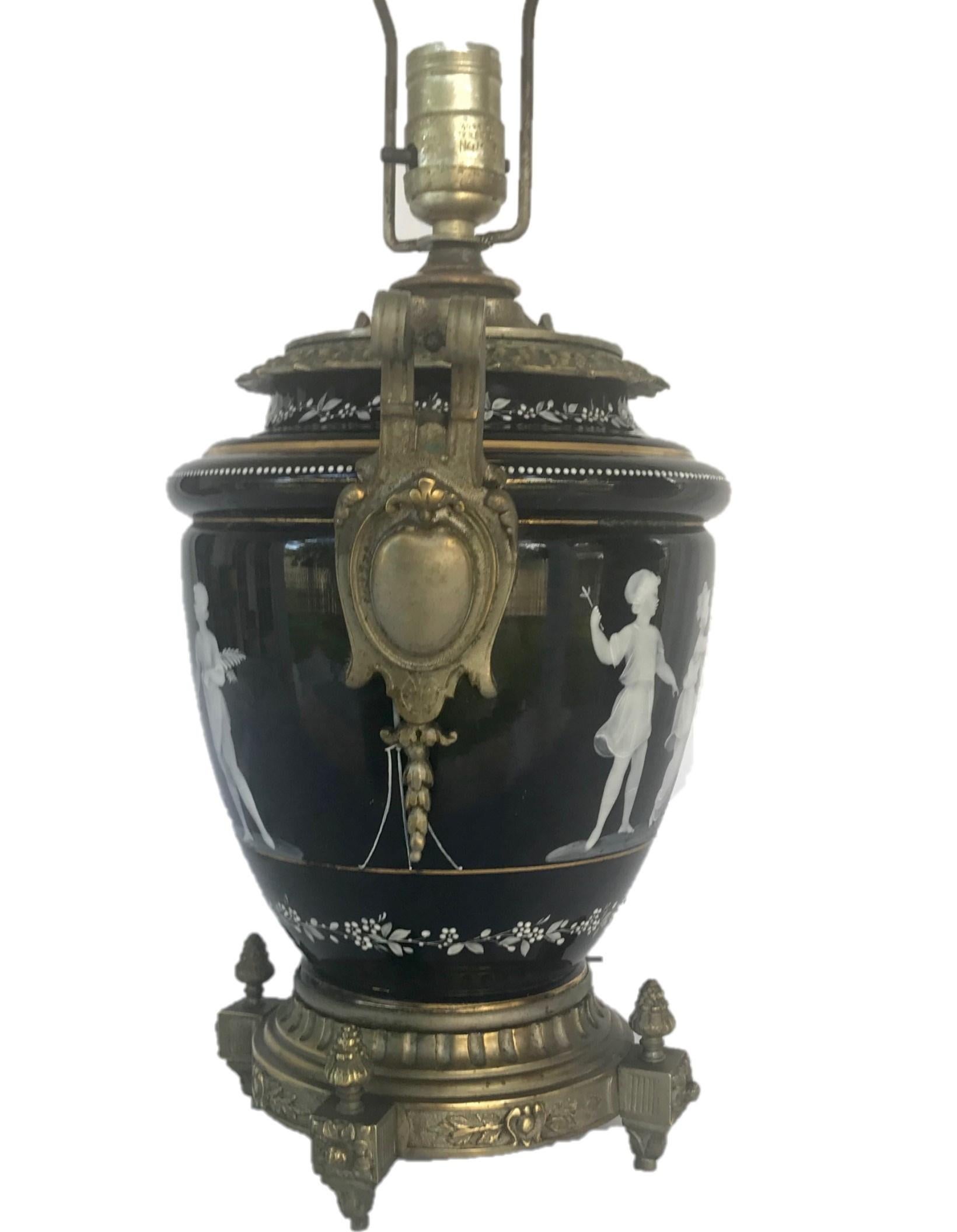 Victorien Lampe de bureau en porcelaine Pate-Sur-Pate avec monture en bronze en vente