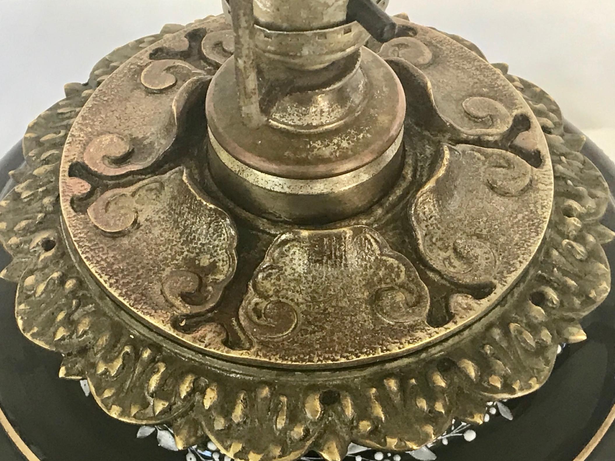 Anglais Lampe de bureau en porcelaine Pate-Sur-Pate avec monture en bronze en vente