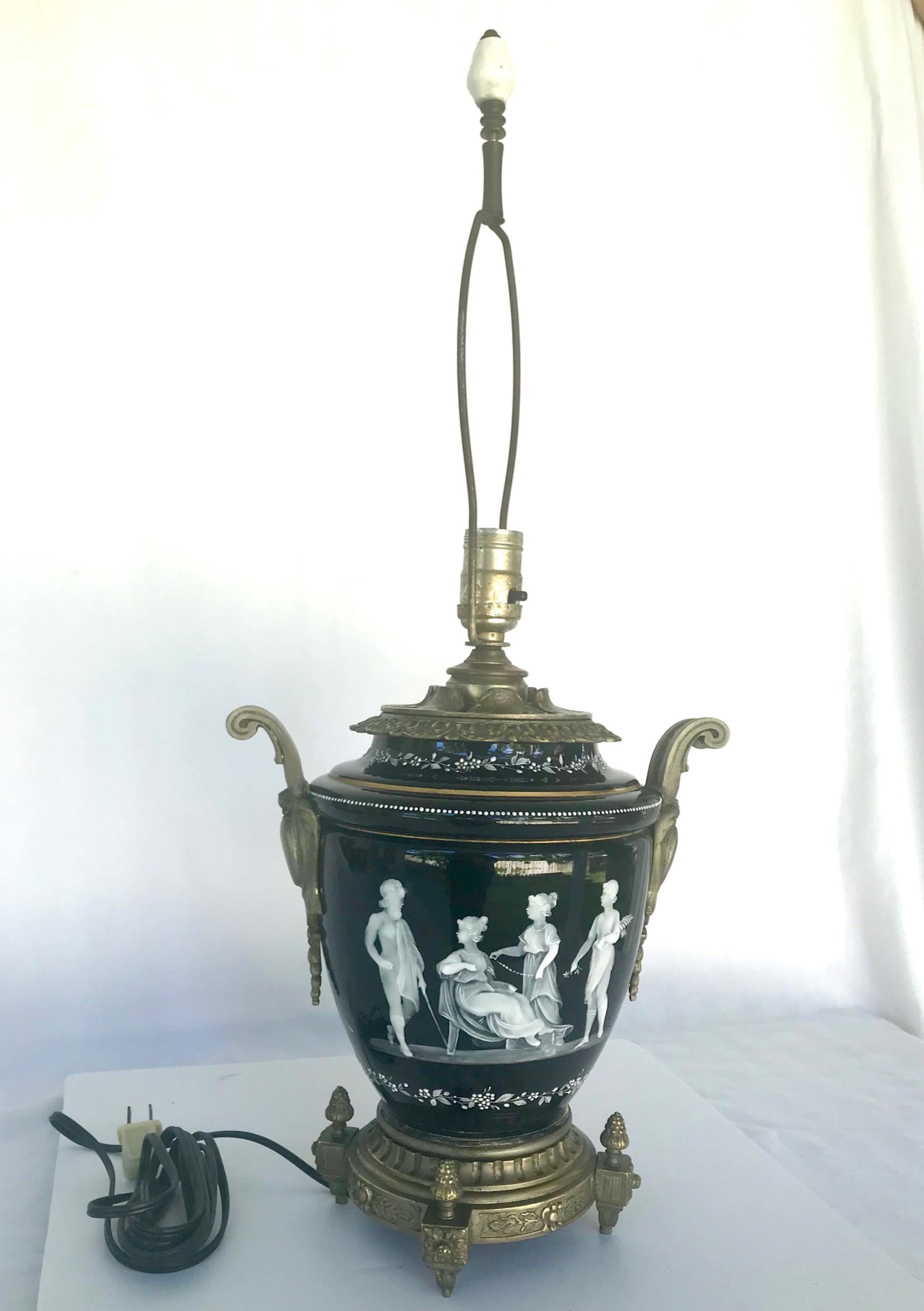 XIXe siècle Lampe de bureau en porcelaine Pate-Sur-Pate avec monture en bronze en vente