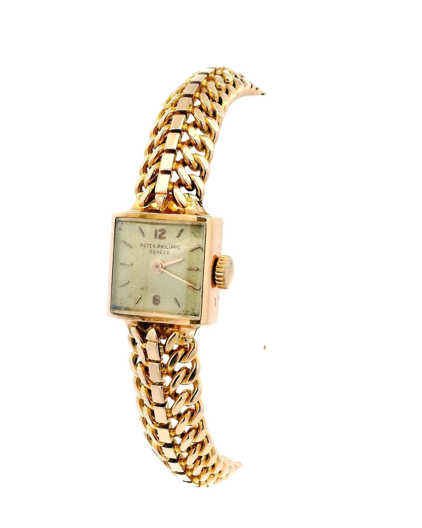 Die Patek Philippe Uhr von 1940 ist ein beeindruckendes Beispiel für zeitlose Eleganz und Handwerkskunst. Er ist aus 18 Karat Roségold gefertigt und strahlt Luxus und Raffinesse aus. 

Das quadratische Zifferblatt mit seinem warmen,