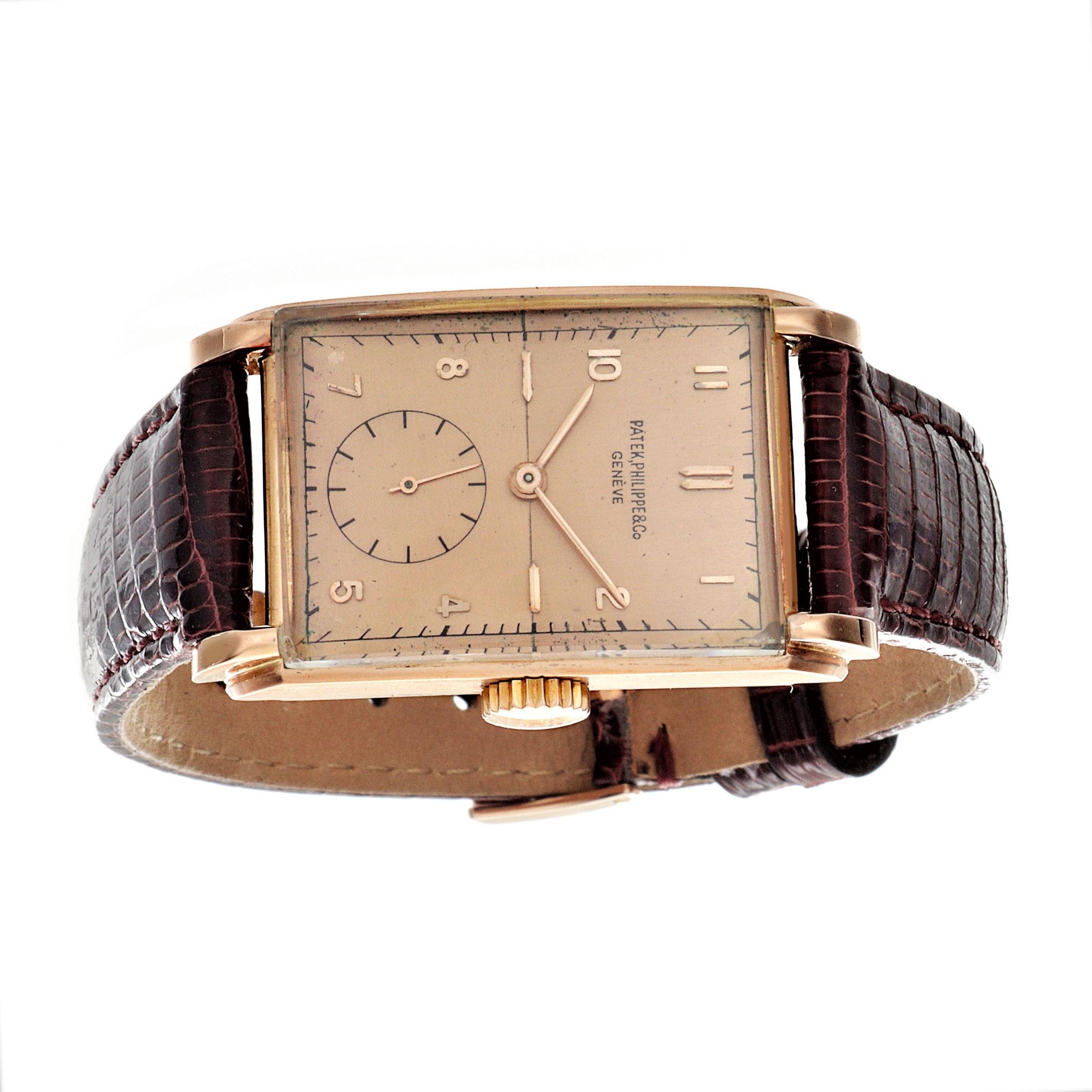 Einleitung:
Patek Philippe 1559R, große rechteckige Uhr aus 18 Karat Roségold, 39 x 23 mm, mit originalem Rosalachs-Zifferblatt, erhabenen Indexen und Zeigern aus Roségold.  Die Uhr wurde 1947 hergestellt und ist mit einem 9