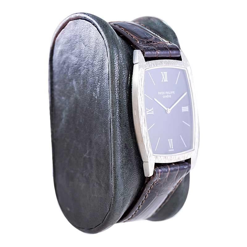 USINE / MAISON : Patek Philippe 
STYLE / RÉFÉRENCE : Dress Style Tonneau Shape / Ref. 2572
METAL / MATERIAL : Or blanc 18kt
CIRCA / ANNÉE : 1970
DIMENSIONS / TAILLE : 45mm X 26mm
MOUVEMENT / CALIBRE : 18 Jewell / Calibre 10-200 
CADRAN / MAINS :