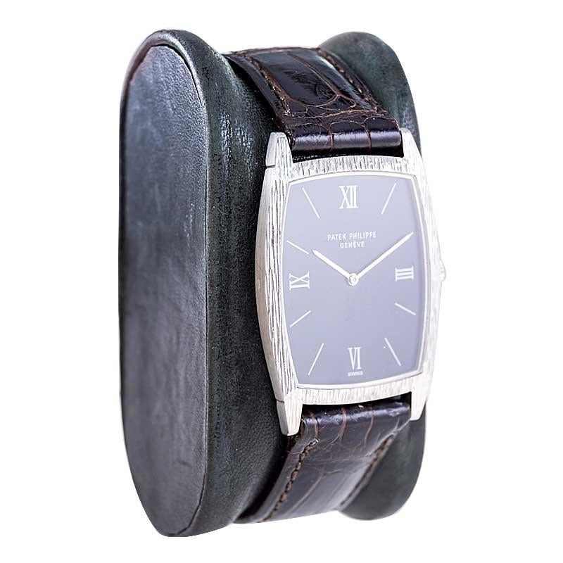 18 Karat Gold Tonneau-Form-Armbanduhr von Patek Philippe, um 1971 oder 1972 im Zustand „Hervorragend“ in Long Beach, CA