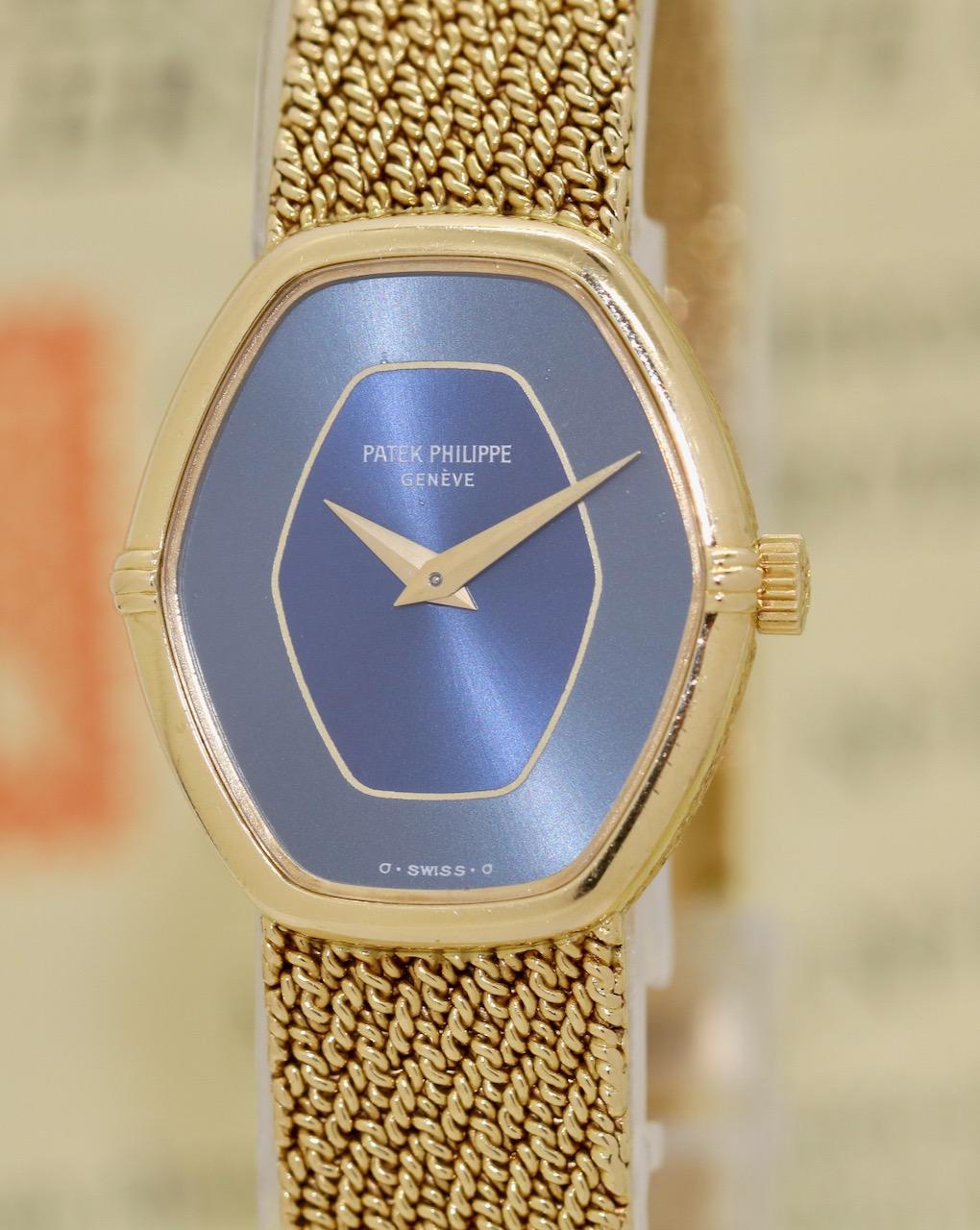 Seltene Patek Philippe 18 Karat Gold Vintage Damen-Armbanduhr Ref. 4463 mit blauem Zifferblatt
Mechanisches Uhrwerk.

Einschließlich Original-PP-Ursprungszeugnis