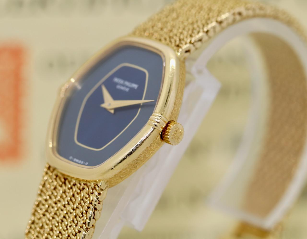 18 Karat Gold Vintage Damenarmbanduhr von Patek Philippe Ref. 4463 mit blauem Zifferblatt im Zustand „Gut“ im Angebot in Berlin, DE