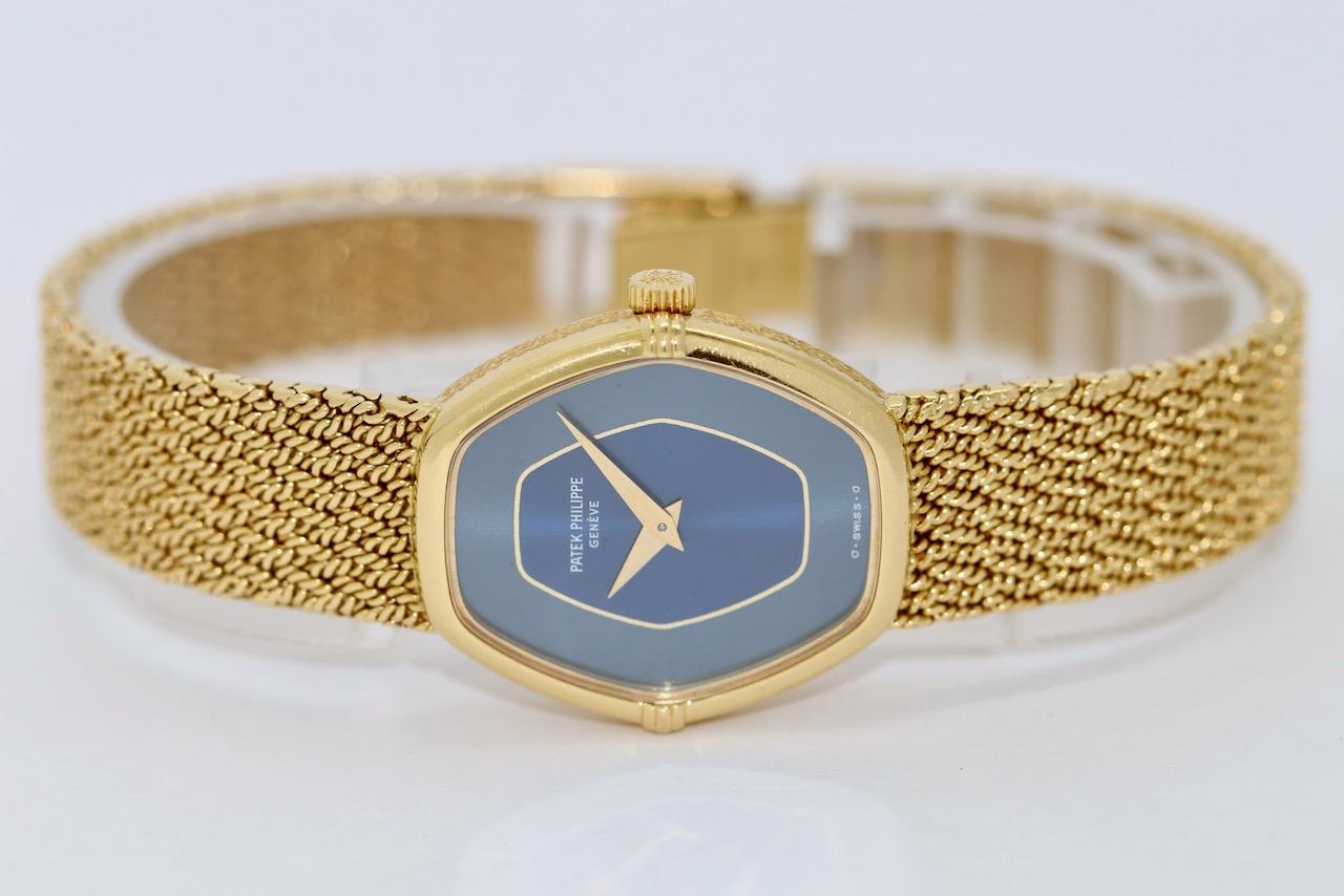 18 Karat Gold Vintage Damenarmbanduhr von Patek Philippe Ref. 4463 mit blauem Zifferblatt im Angebot 2