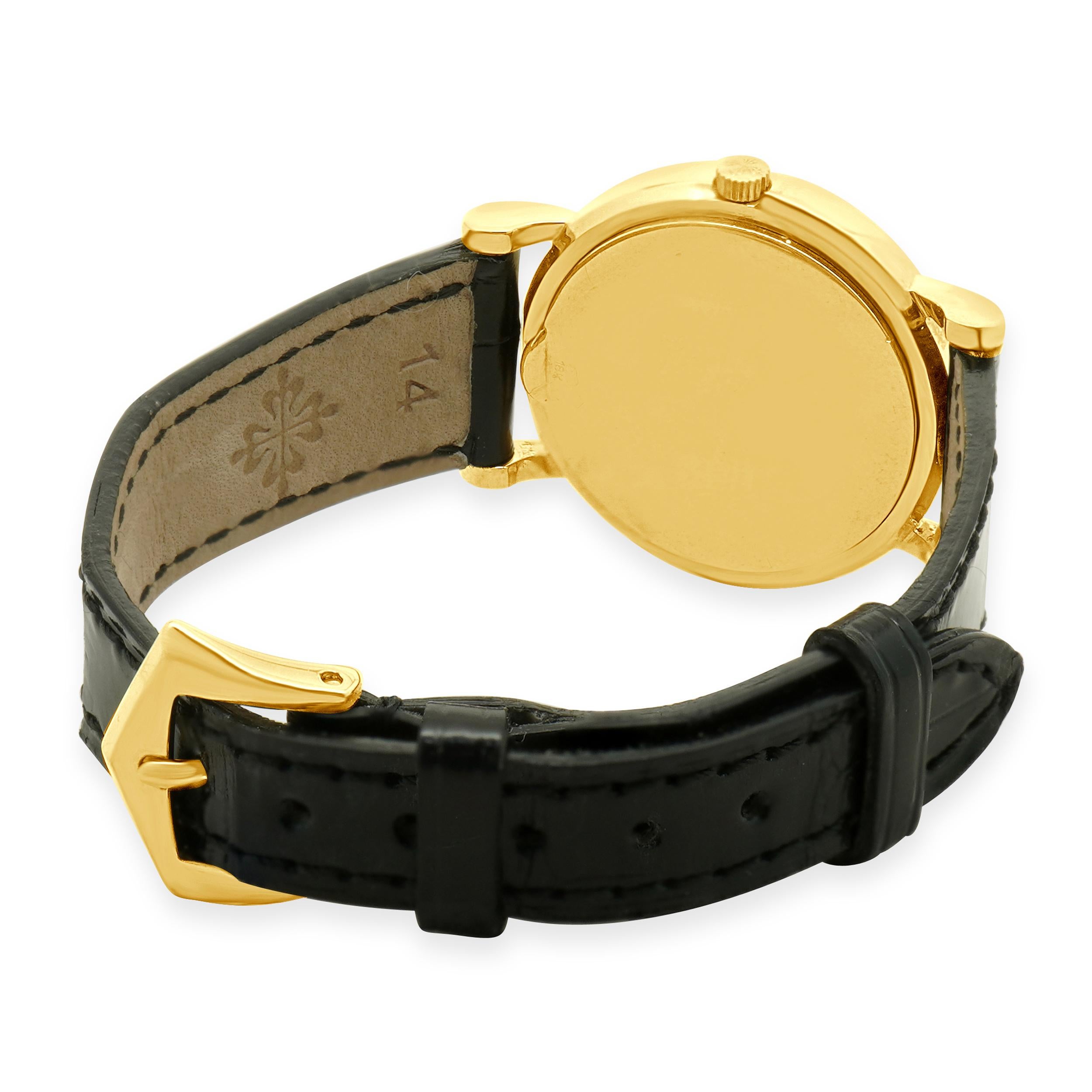 
Movimento: automatico
Funzione: ore, minuti
Cassa: cassa rotonda in oro giallo 18 carati da 26 mm, lunetta a chiocciola, vetro zaffiro, corona push/pull
Cinturino: Cinturino in pelle nera Patek Philippe, fibbia in oro giallo 18 carati
Quadrante: