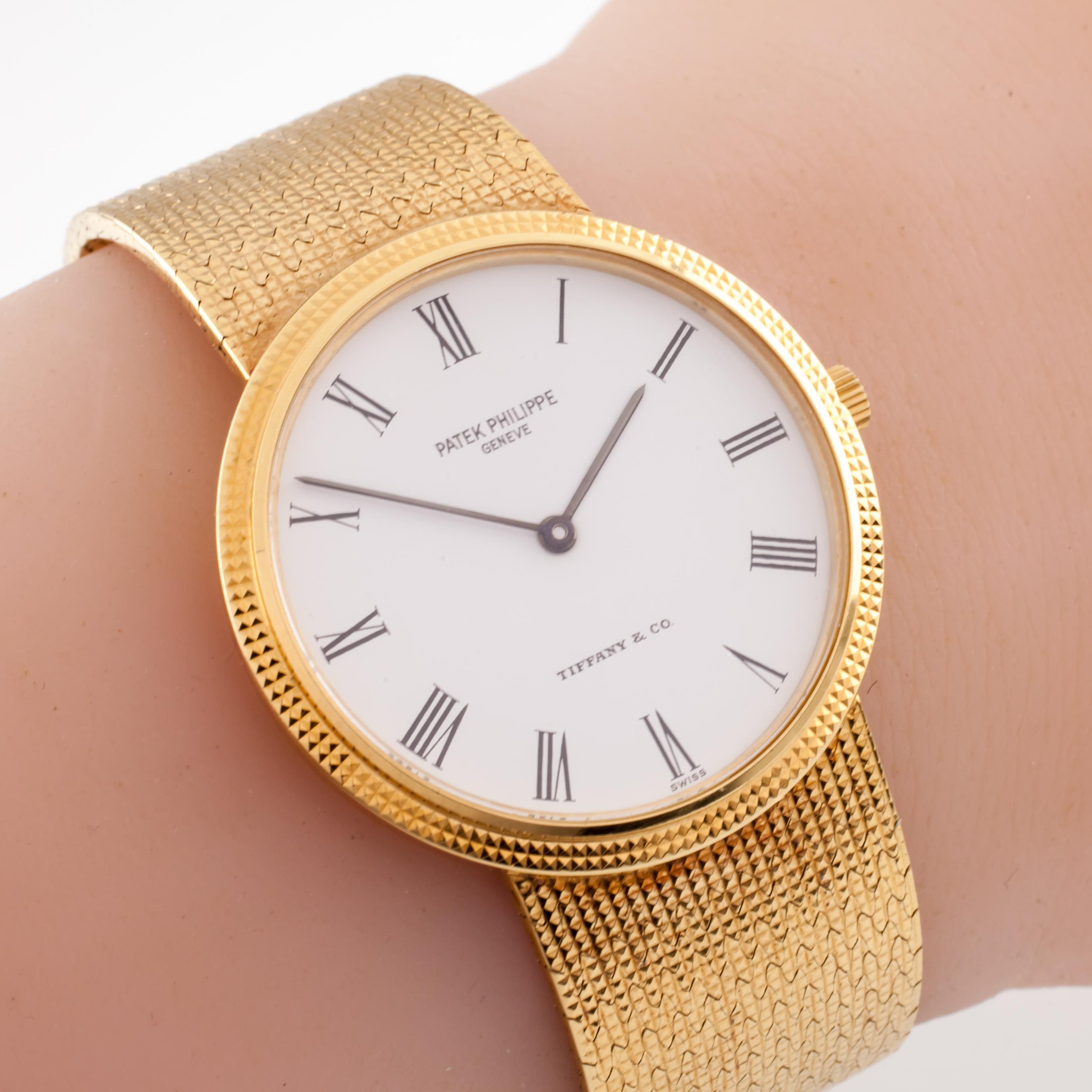 Patek Philippe 18 Karat Yellow Gold Calatrava Men's Quartz Watch with Box 3954 In Good Condition In Sherman Oaks, CA