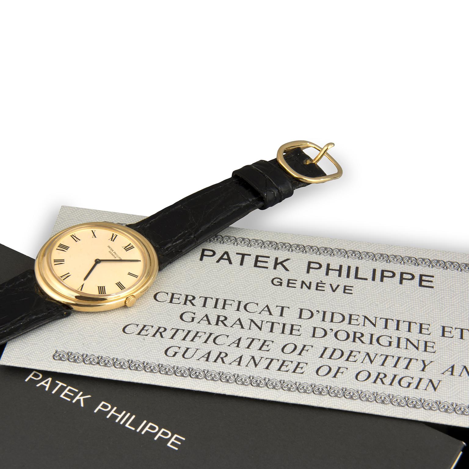 Patek Philippe 18 Karat Yellow Gold Wristwatch In Excellent Condition For Sale In Madrid, ES