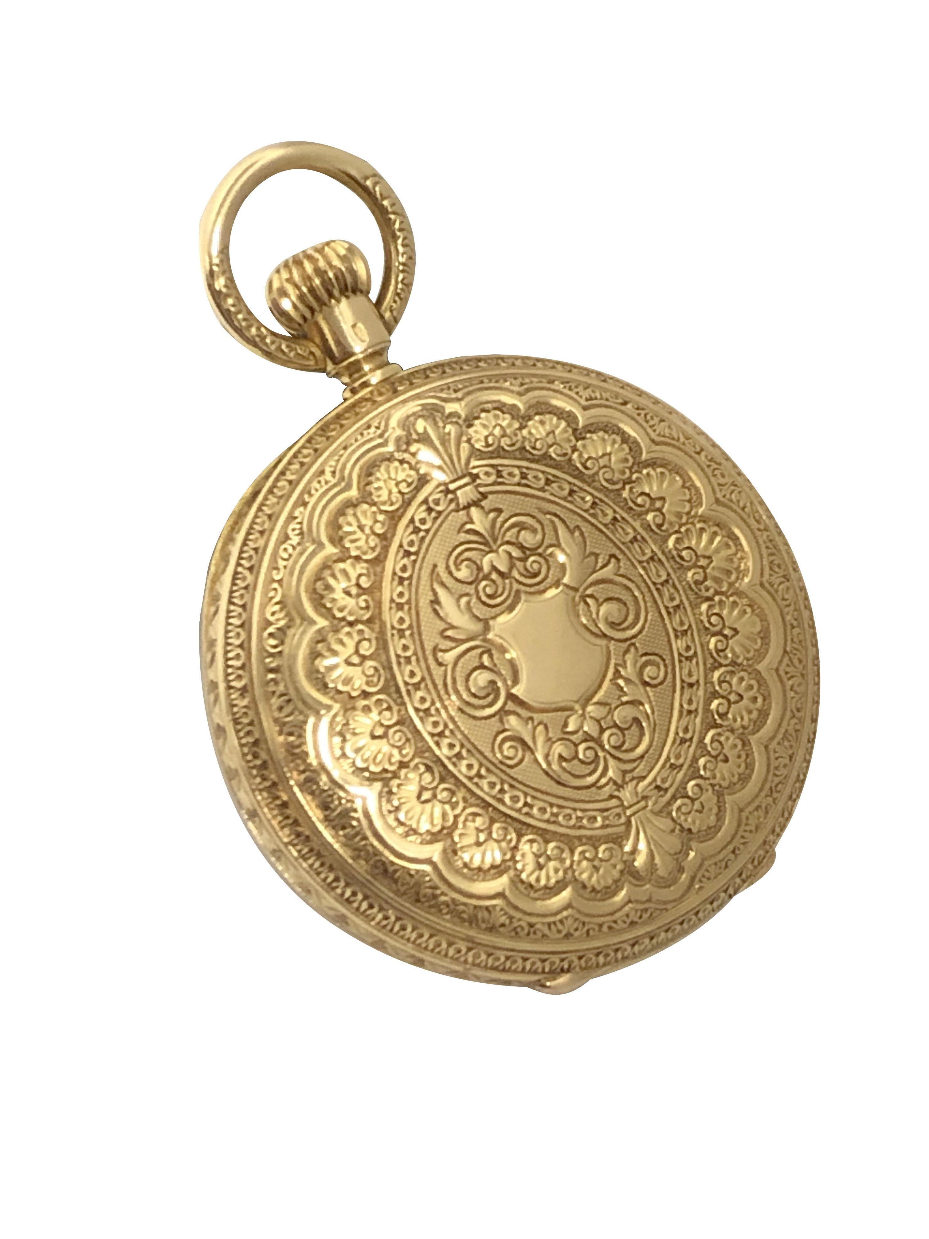 Orologio da tasca Patek Philippe del 1883, 37 M.M. Cassa in oro giallo 18 carati con incredibili e nitidi lavori di design cesellati e incisi a mano. Movimento meccanico a carica manuale a leva con 18 Jewell. Quadrante in porcellana con capitolo dei