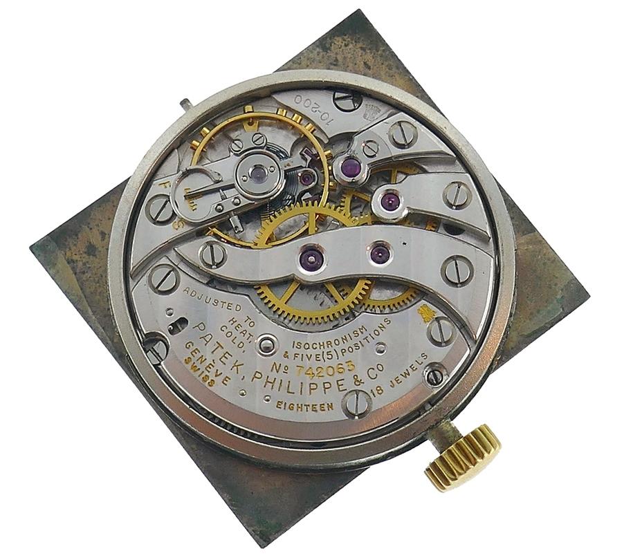 Klassische Unisex-Armbanduhr von Patek Philippe. 
Quadratisches Gehäuse aus 18 Karat Gelbgold, 28 x 28 mm (ohne Anstöße), Handaufzugswerk mit 18 Steinen aus der Schweiz, Zifferblatt für die kleine Sekunde. Alle Teile der Uhr sind original Patek