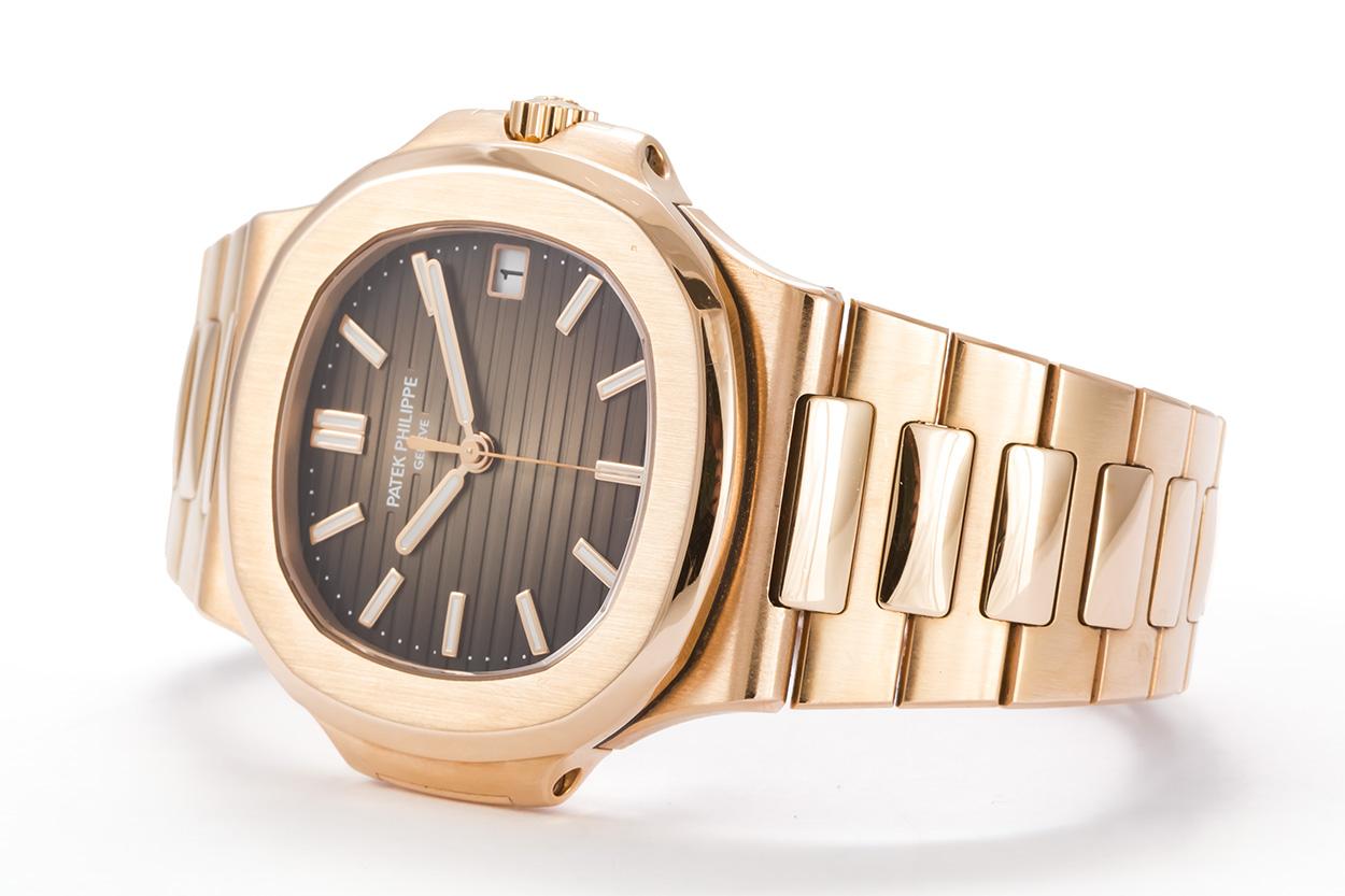 We are pleased to offer this 2016 Patek Philippe 18k Rose Gold Nautilus 5711/1R-001. This stunning and elegant sports watch features 40mm 18k rose gold case, solid 18k rose gold bracelet and the iconic rounded octagonal bezel and horizontal embossed