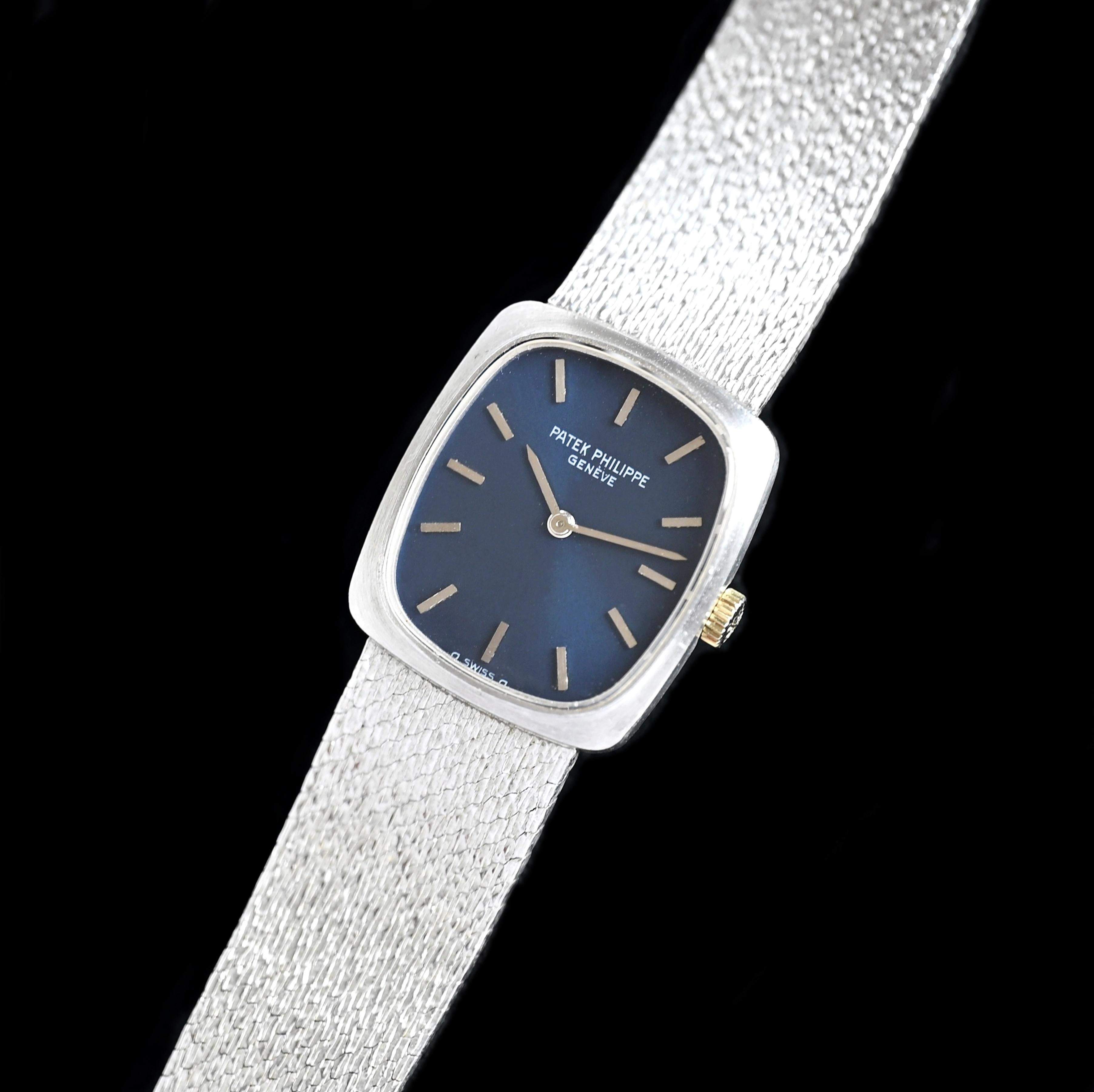 Marke: Patek Philippe
Jahr: 1970-1980er Jahre
Modell: Ellipse 4107
Seriennummer: 27xxxxx
Referenz: C04349

Die Patek Philippe Lady Ellipse 4107 ist ein atemberaubendes Beispiel für Eleganz und Raffinesse in einer Armbanduhr im Kleinformat. Mit