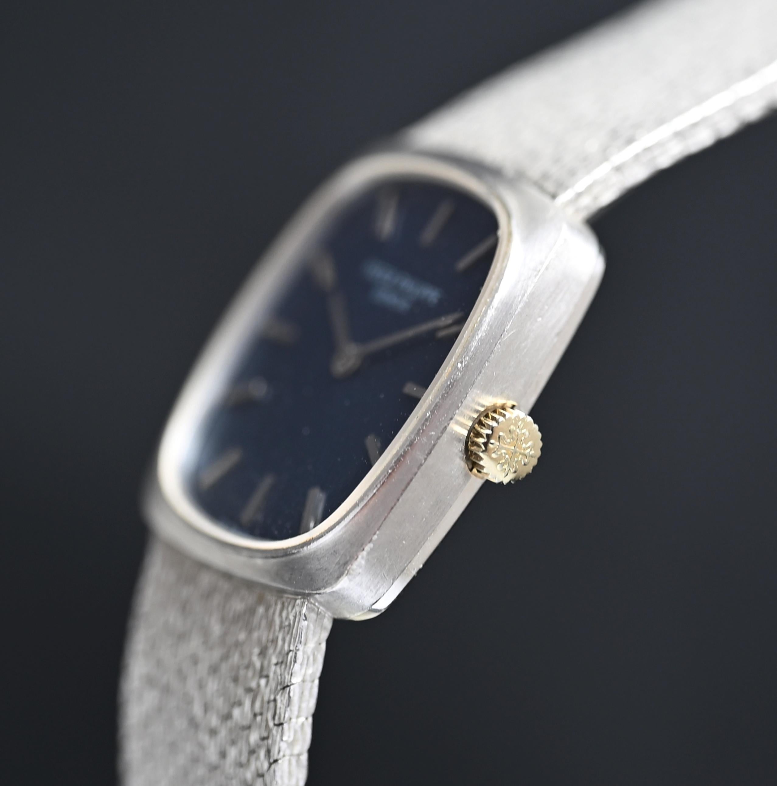 Patek Philippe 18K WG Lady Ellipse 4107 Armbanduhr mit Handaufzug und blauem Zifferblatt im Zustand „Gut“ in Central & Western District, HK
