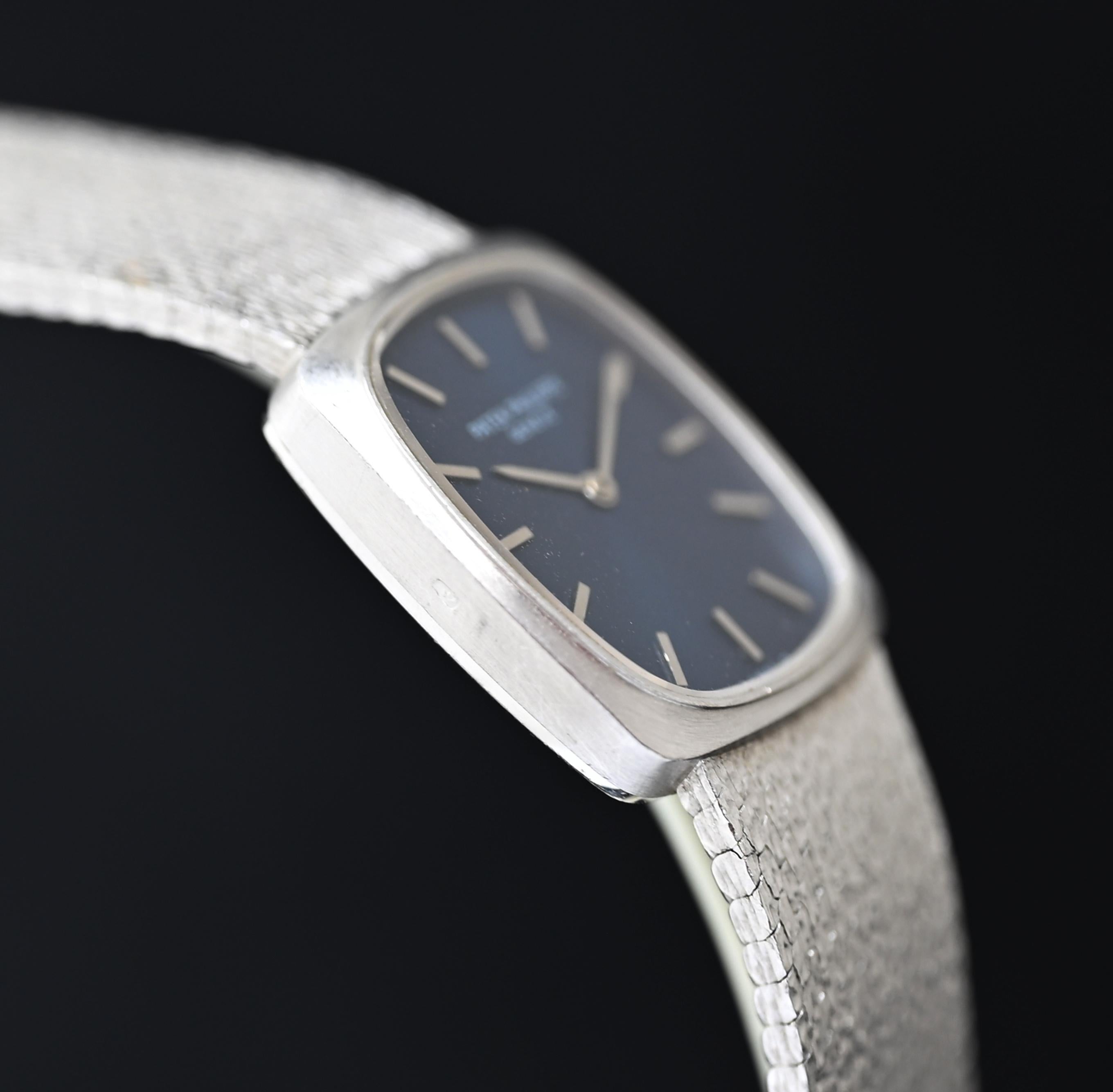 Patek Philippe 18K WG Lady Ellipse 4107 Armbanduhr mit Handaufzug und blauem Zifferblatt Damen