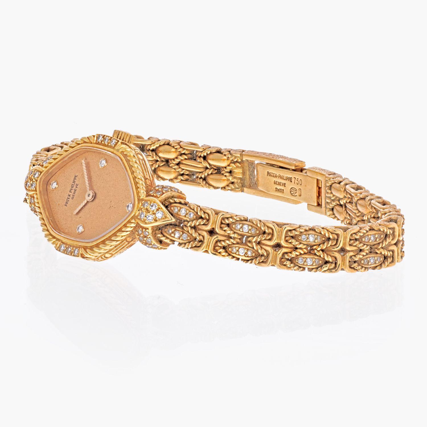 Patek Philippe 18K Gelbgold 1970's Ref 4582/001 Diamond Bracelet Damenuhr. 
Breite des Gehäuses: 19mm
Gehäuselänge: 23 mm
Breite des Armbands: 7 mm
Verschluss: Faltschließe
Mit Diamanten im Rundschliff von ca. 0::60 ct. besetzt. 
Zertifikat inklusive