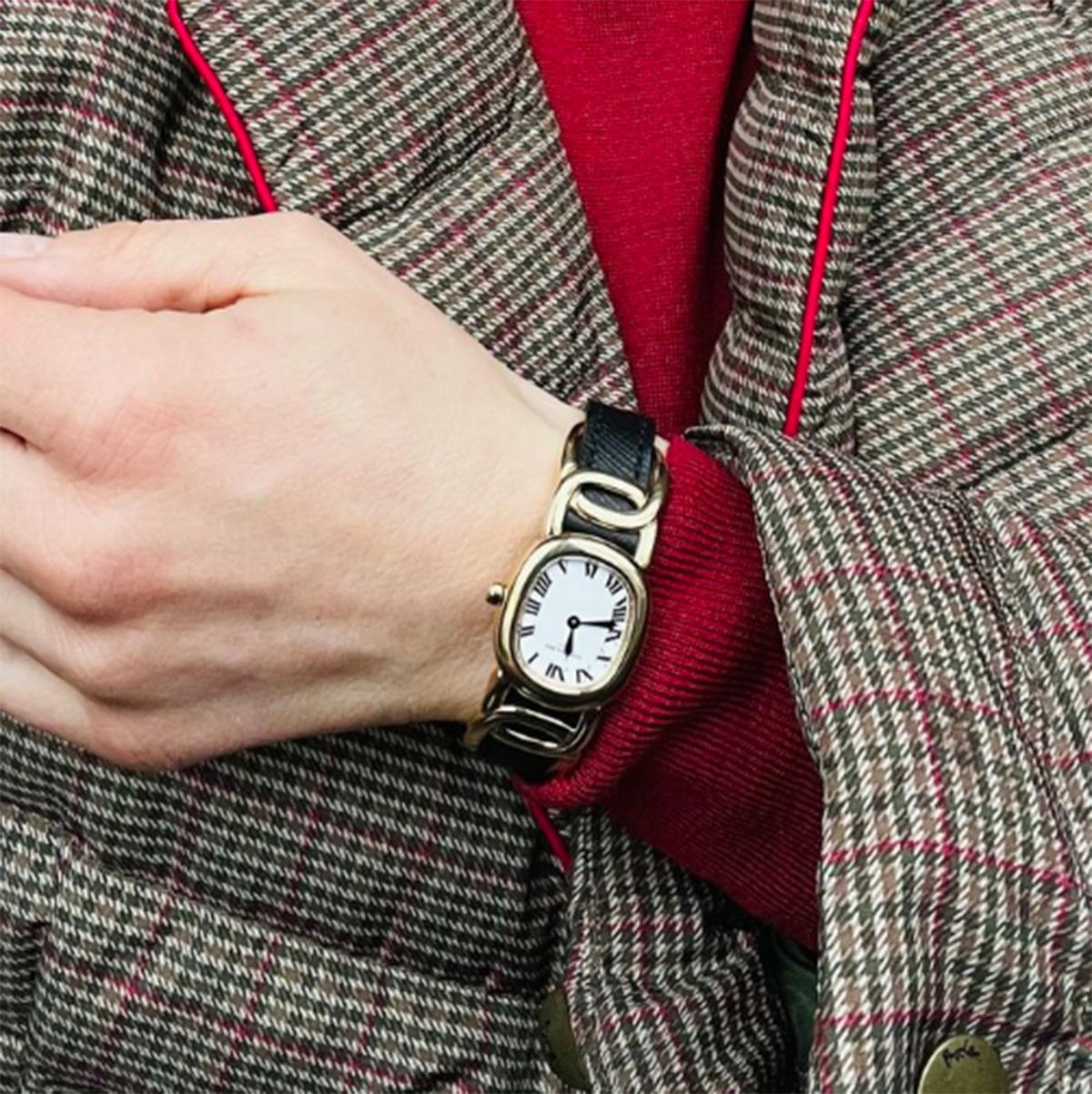 Patek Philippe 18kt. Gelbgold Damen goldene Ellipse Quarz-Armbanduhr. Ref.4830

Vor zweitausend Jahren entdeckte Euklid ein dauerhaftes Prinzip der ästhetischen Proportion, das als Goldener Schnitt bekannt ist. Die Proportionen dieses