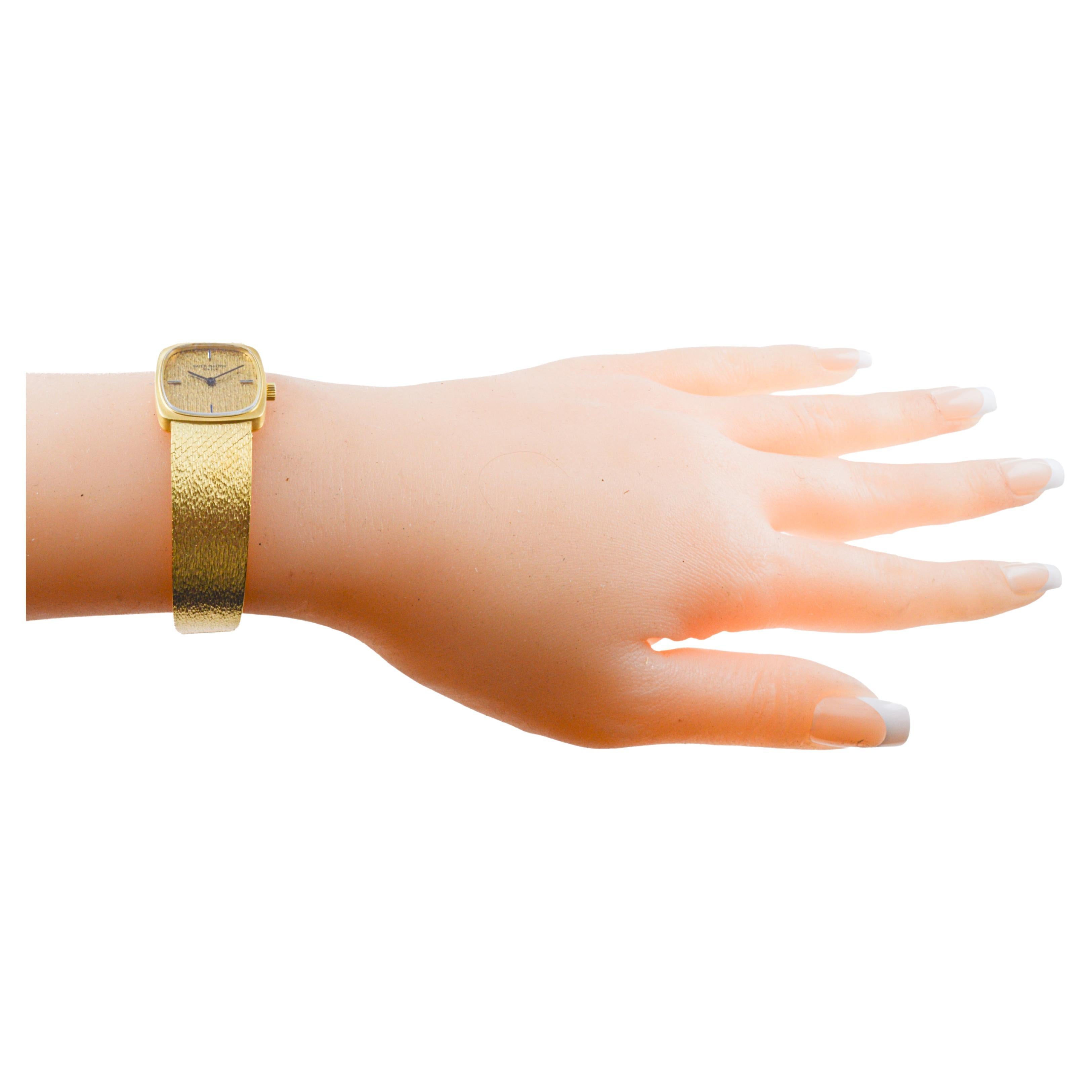 Patek Philippe 18Kt Solid Gold Dress Watch circa 1980's with Original Bracelet In Excellent Condition For Sale In Long Beach, CA