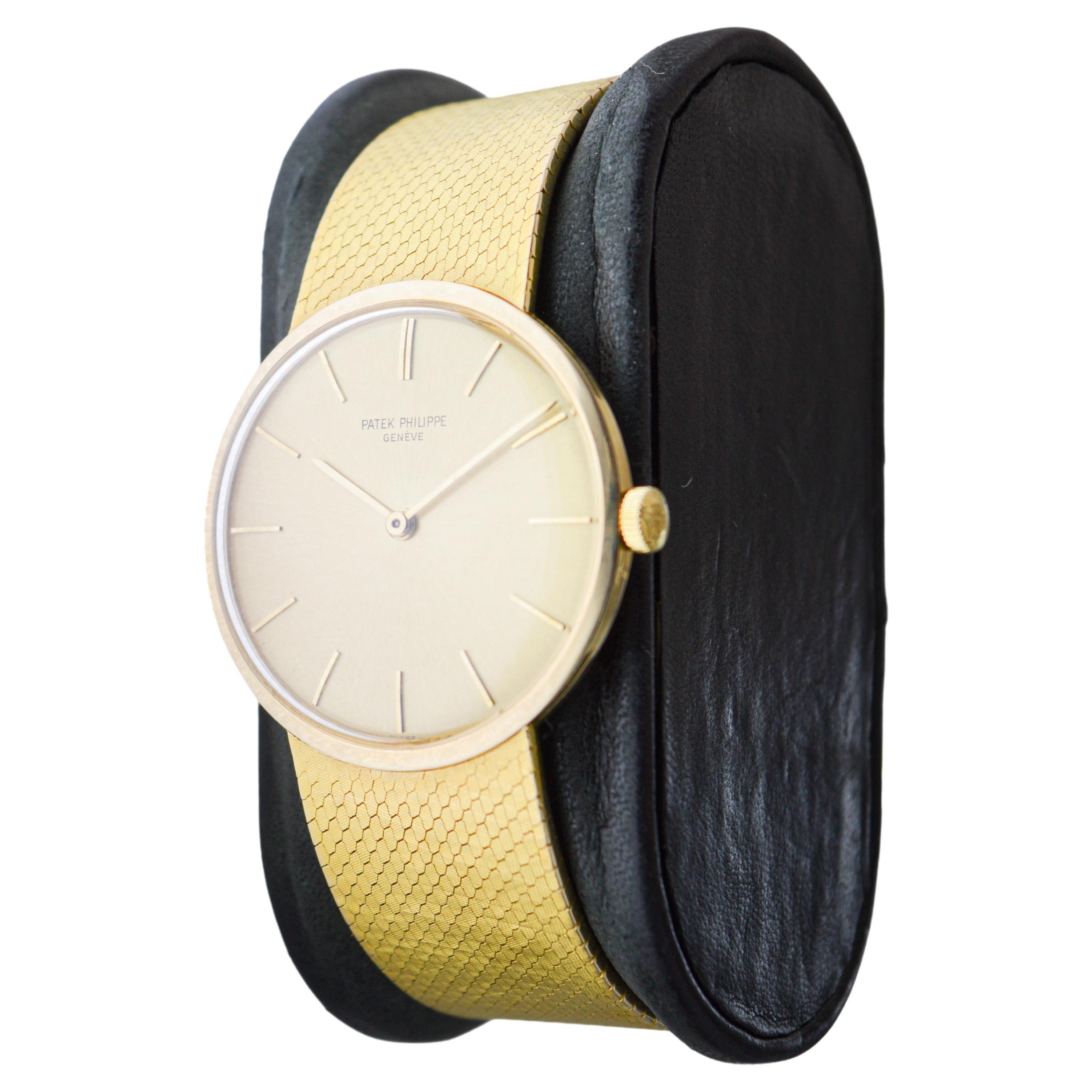 Patek Philippe 18Kt Solid Gold Dress Watch with Original Dial and Bracelet 1960 In Excellent Condition For Sale In Long Beach, CA