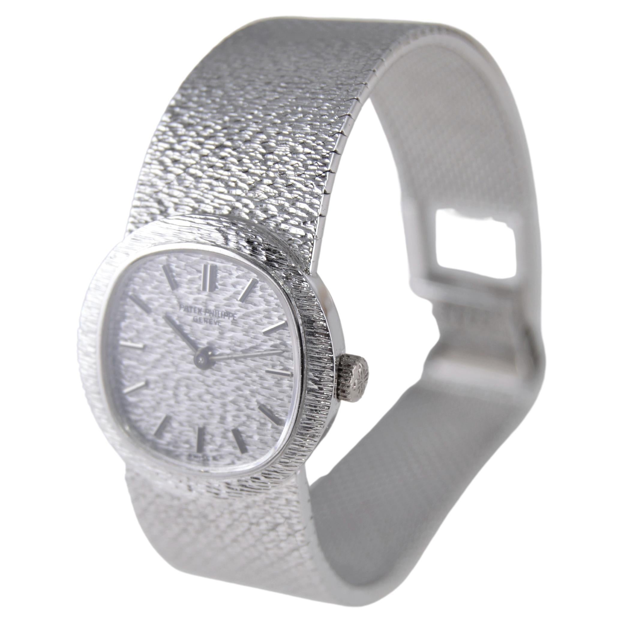 Patek Philippe 18 carats Montre bracelet pour dames en or massif avec  en vente 4