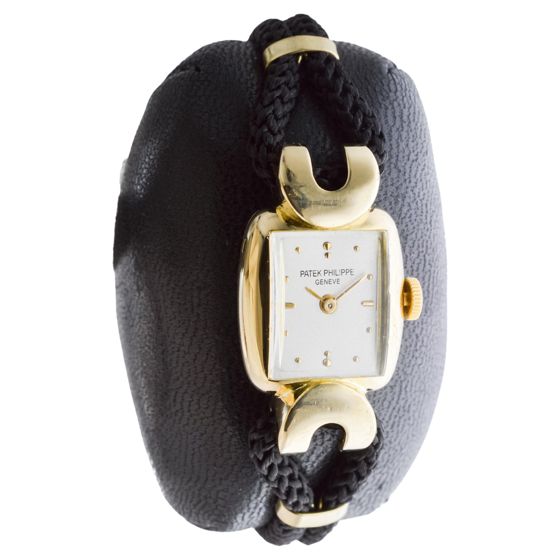 FABRIK / HAUS: Patek Philippe
STIL / REFERENZ: Kleid / Referenz 2105
METALL / MATERIAL: 18Kt Massivgold
CIRCA / JAHR: 1940er Jahre
ABMESSUNGEN / GRÖSSE: Länge 32mm X Breite 17mm
UHRWERK / KALIBER: Handaufzug / 18 Jewels / Kaliber 
ZIFFERBLATT /