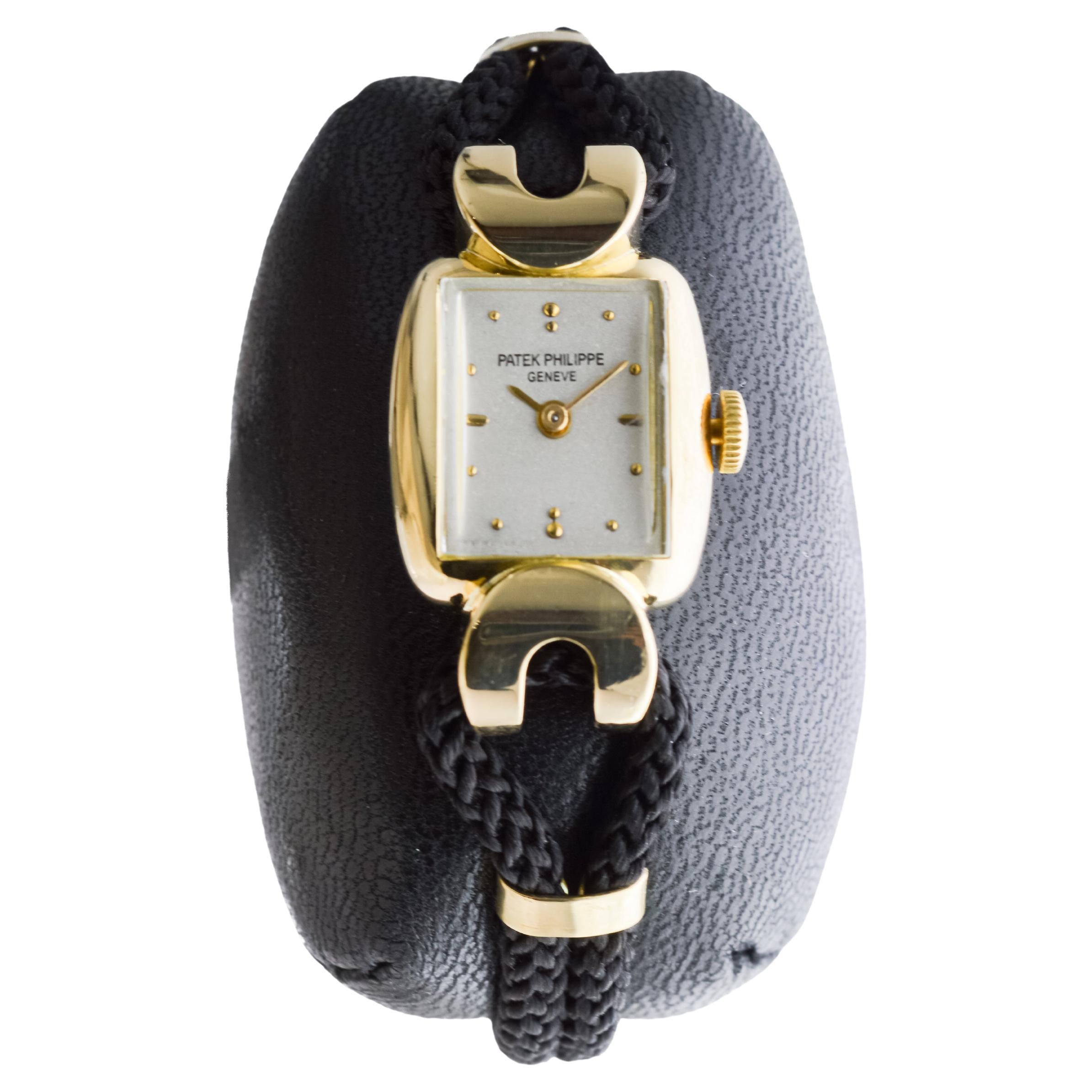 Patek Philippe Montre habillée LAdies en or massif 18Kt circa 1940's