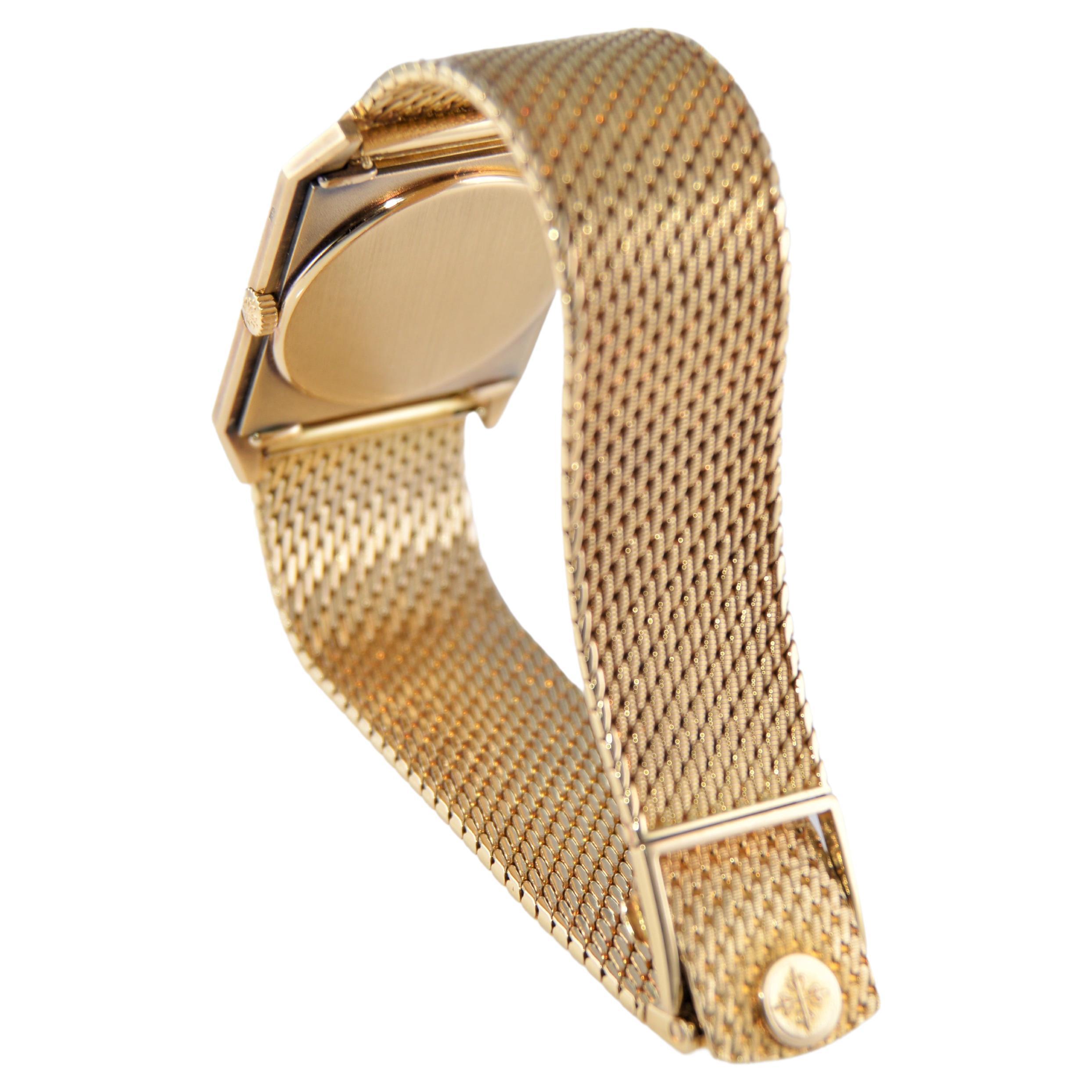 Patek Philippe 18 carats Montre-bracelet en or jaune massif des années 1980 avec cadran d'origine en vente 3