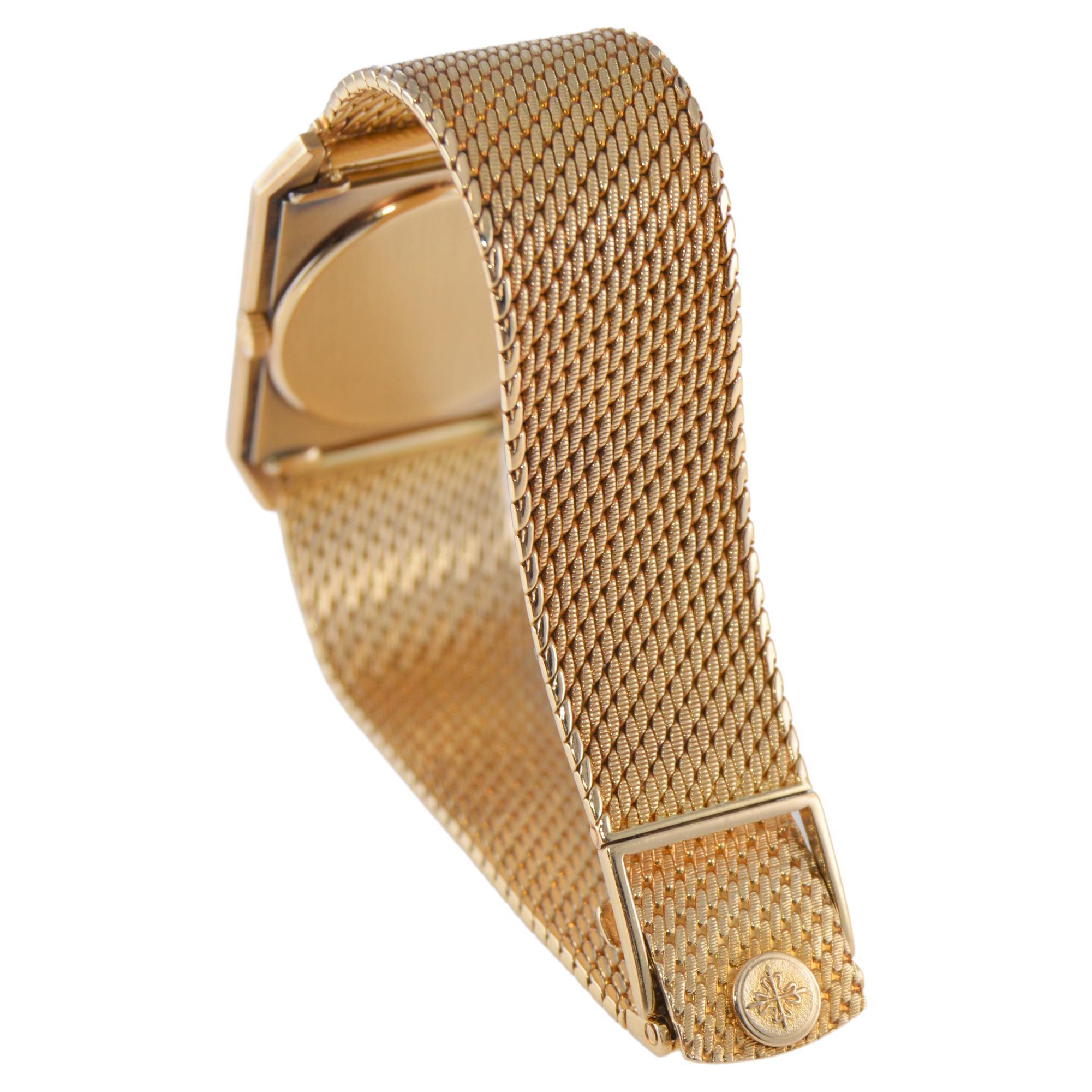 Patek Philippe 18 carats Montre-bracelet en or jaune massif des années 1980 avec cadran d'origine en vente 4