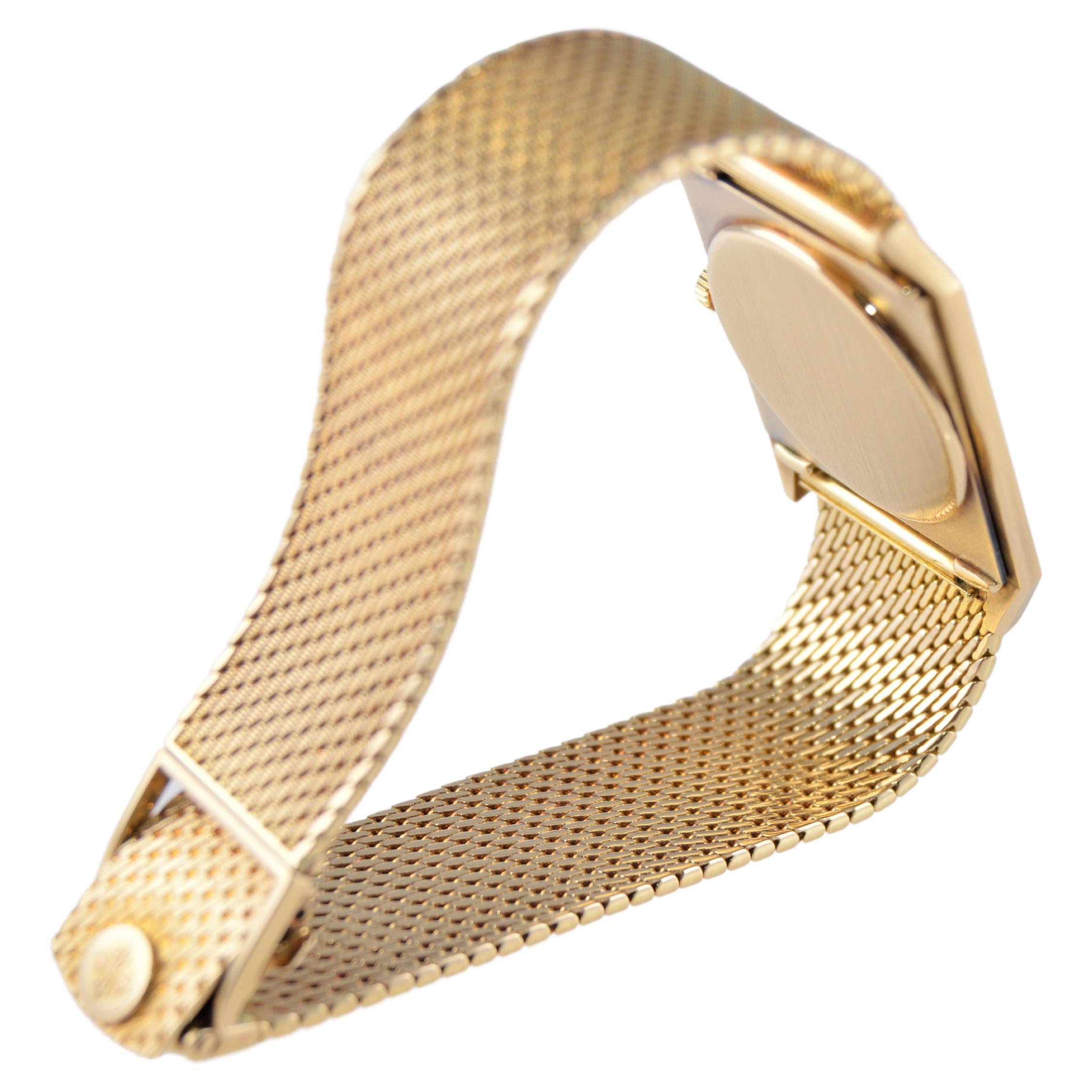 Patek Philippe 18 carats Montre-bracelet en or jaune massif des années 1980 avec cadran d'origine en vente 5