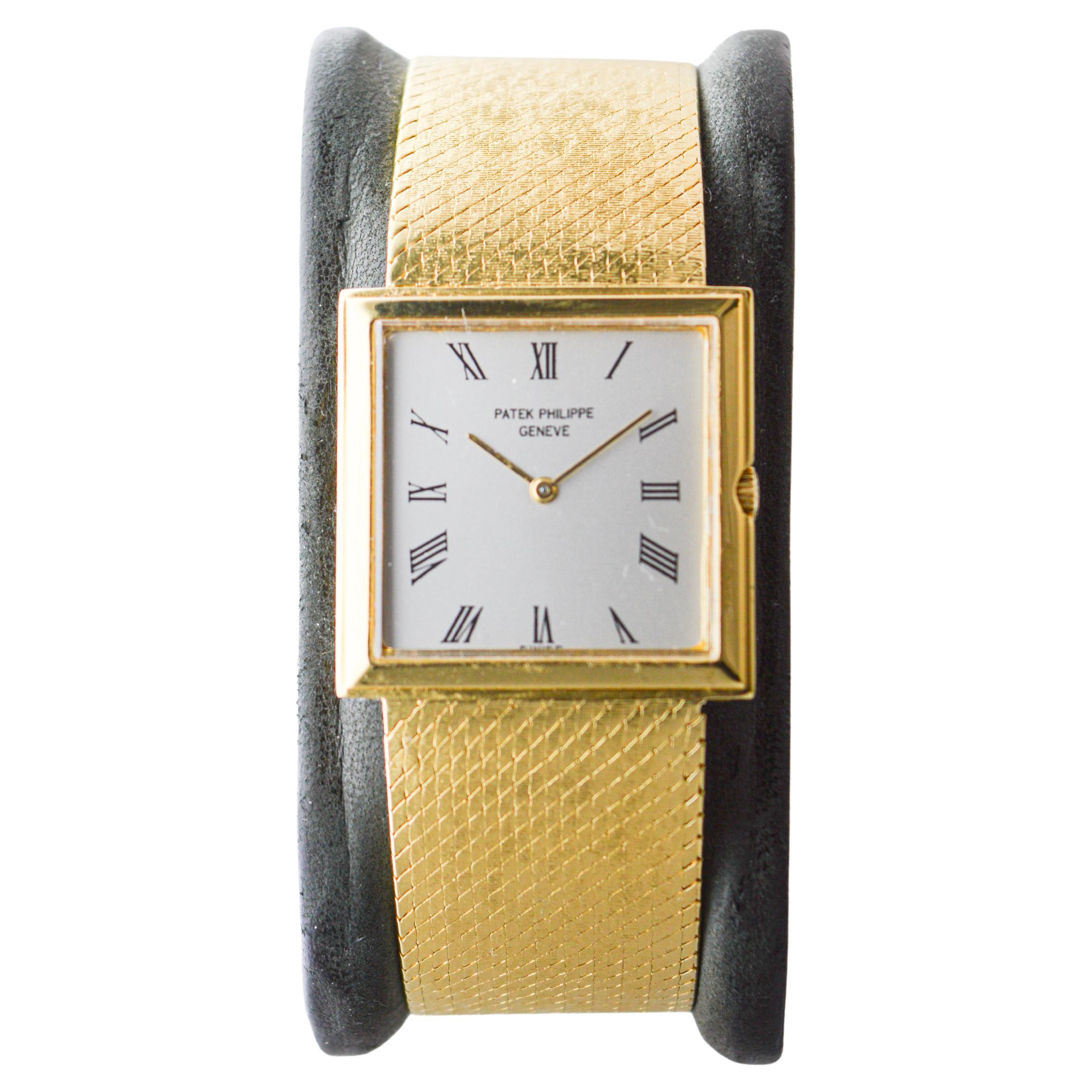 Patek Philippe 18Kt Solid Yellow Gold Dress Watch circa 1980's In Excellent Condition For Sale In Long Beach, CA