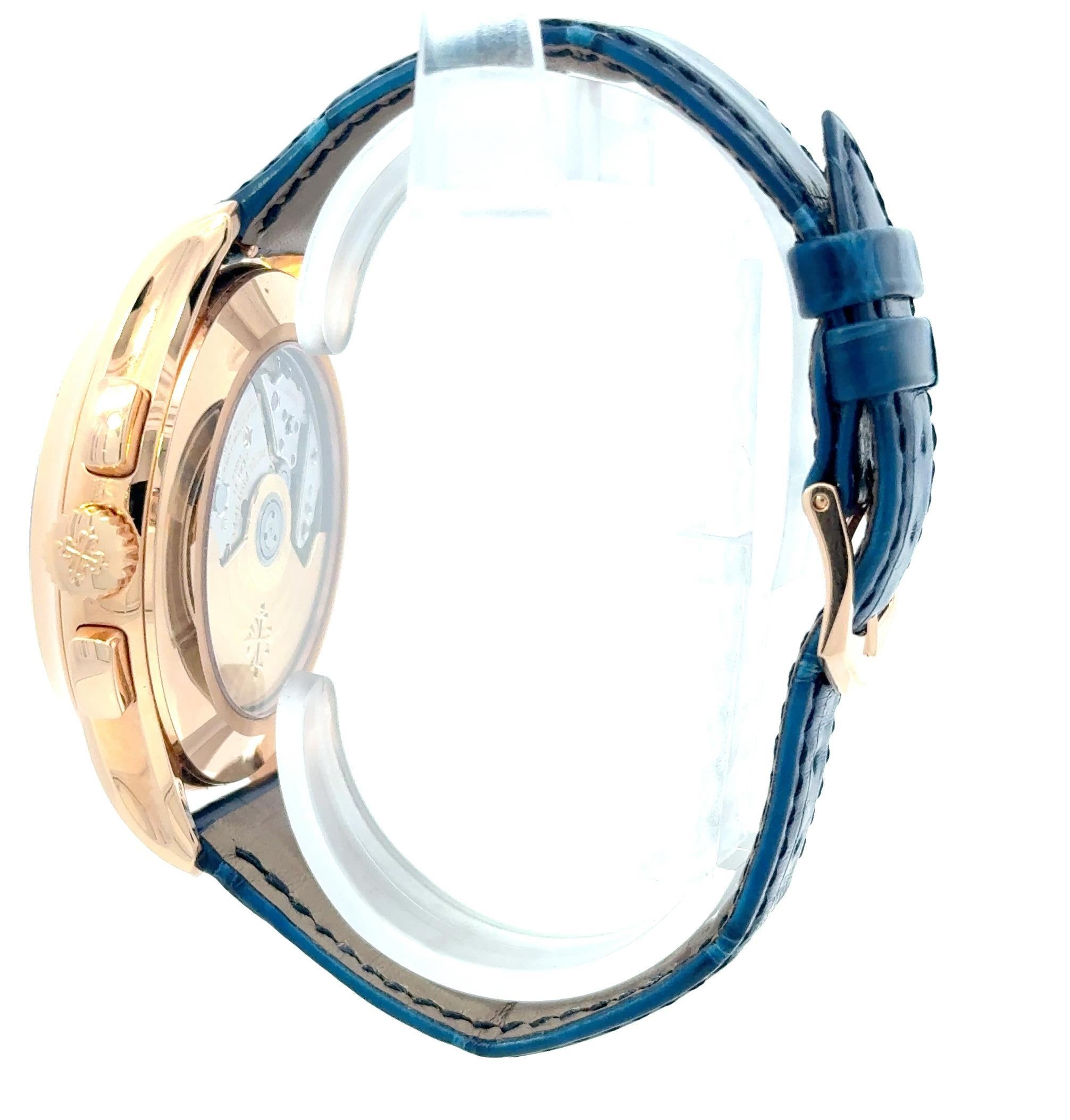 El 2024 Patek Philippe Complications 5905R-010 es un llamativo reloj de 42 mm que combina a la perfección elegancia y utilidad. Fabricada en lujoso oro rosa de 18 quilates, tiene una esfera azul intenso con marcadores de oro rosa aplicados y agujas