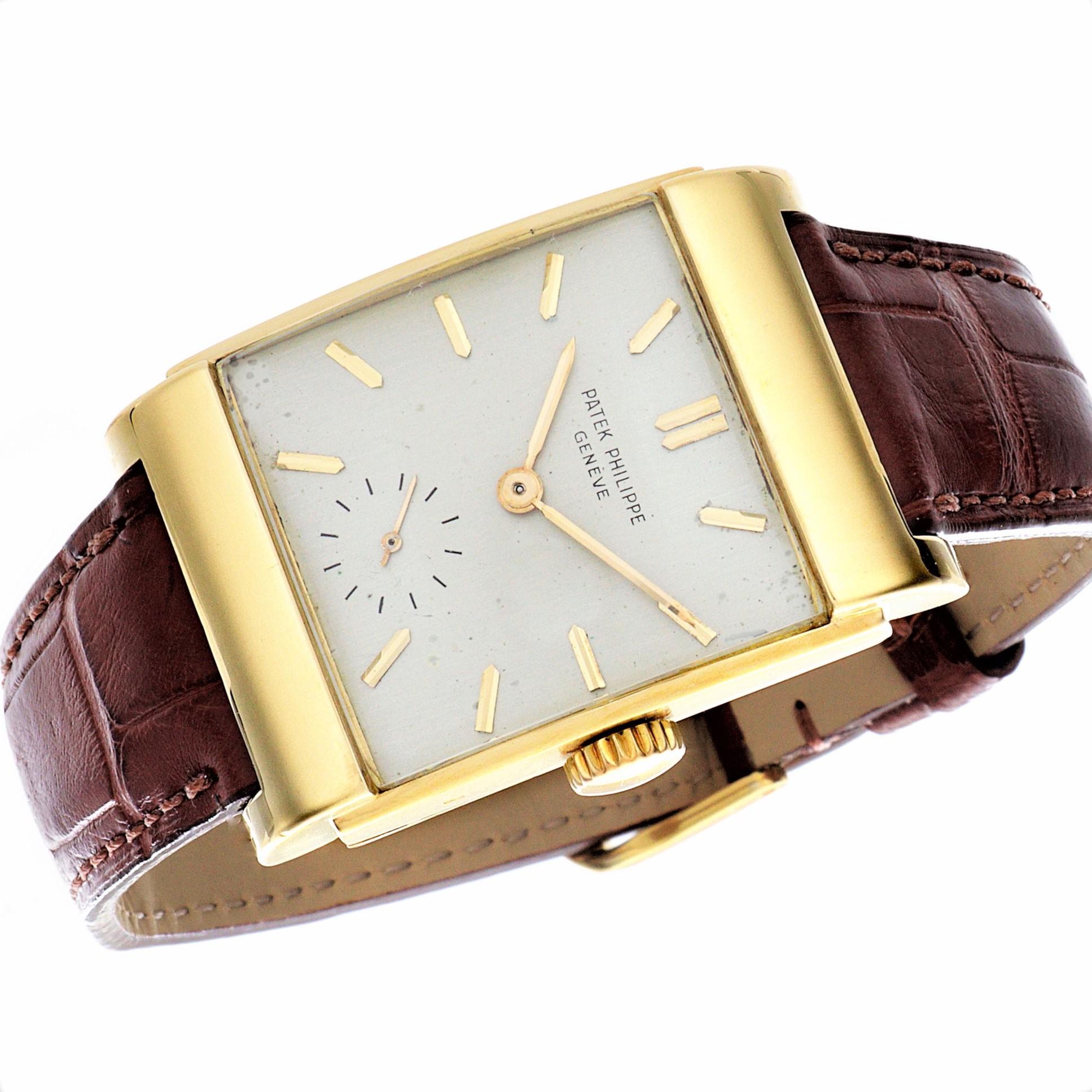 Einleitung:
Patek Philippe 2479J Curved Rectangular Uhr mit gestuftem Gehäuse und halb verdeckten Bandanstößen.  Die Uhr ist aus 18 Karat Gelbgold gefertigt, misst 39 x 26 mm und wurde 1950 hergestellt,  Ausgestattet mit einem Kaliber 9