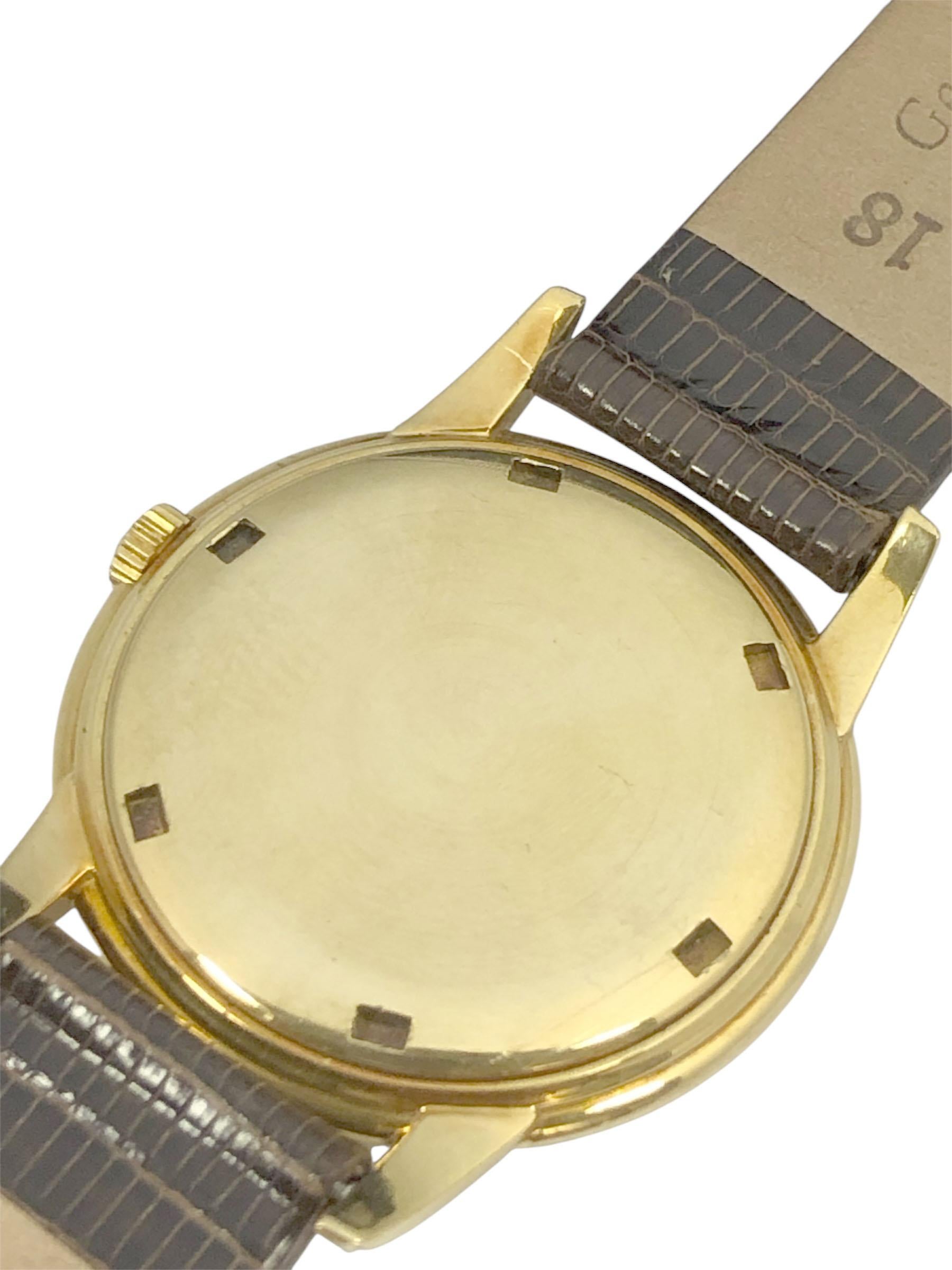 Patek Philippe 2525/1 Yellow Gold Waterproof Calatrava Wrist Watch In Excellent Condition For Sale In Chicago, IL