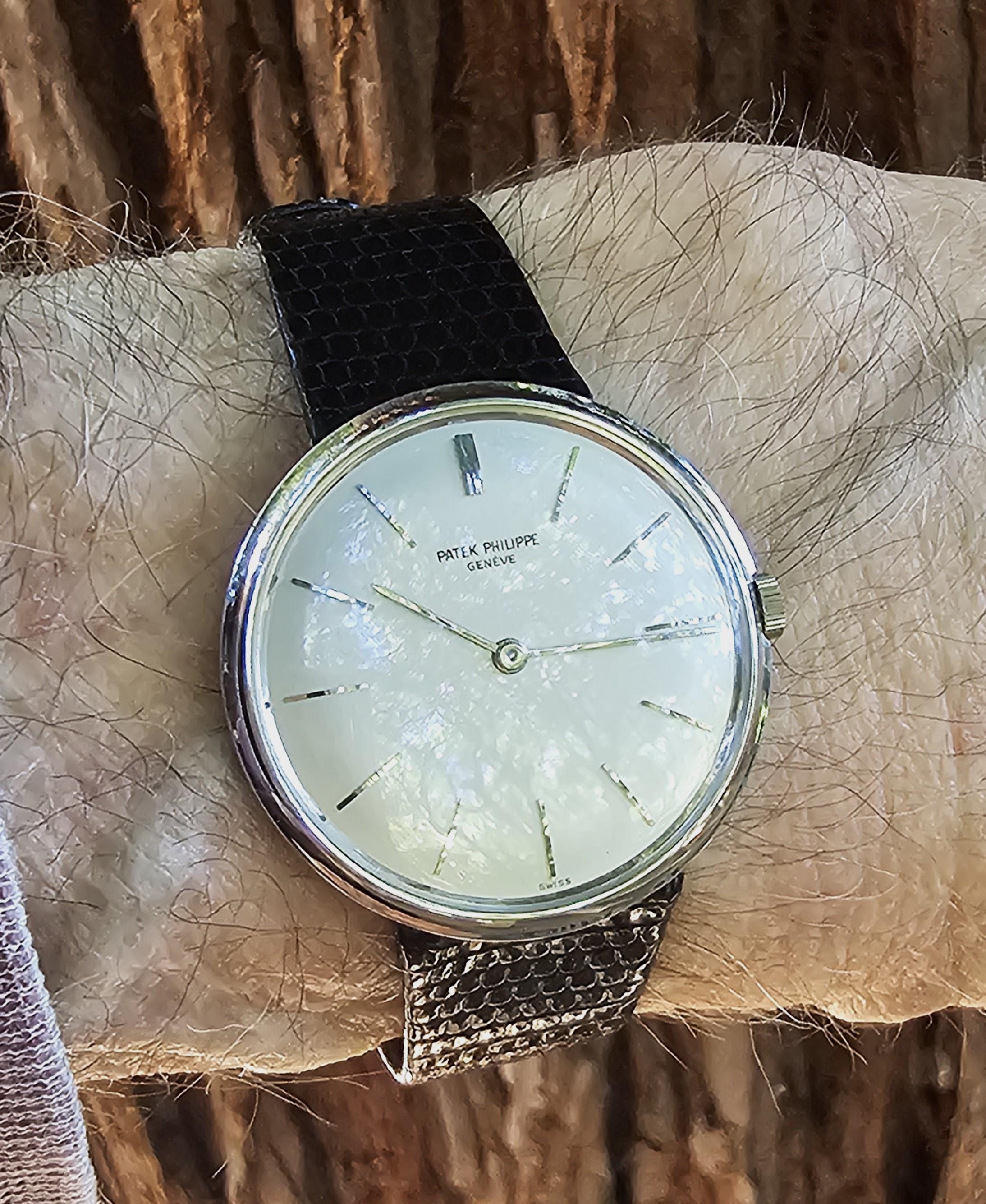 Montre Patek Philippe 2591G Calatrava boîtier 35 mm cornes centrales Circa 1959 en vente 7