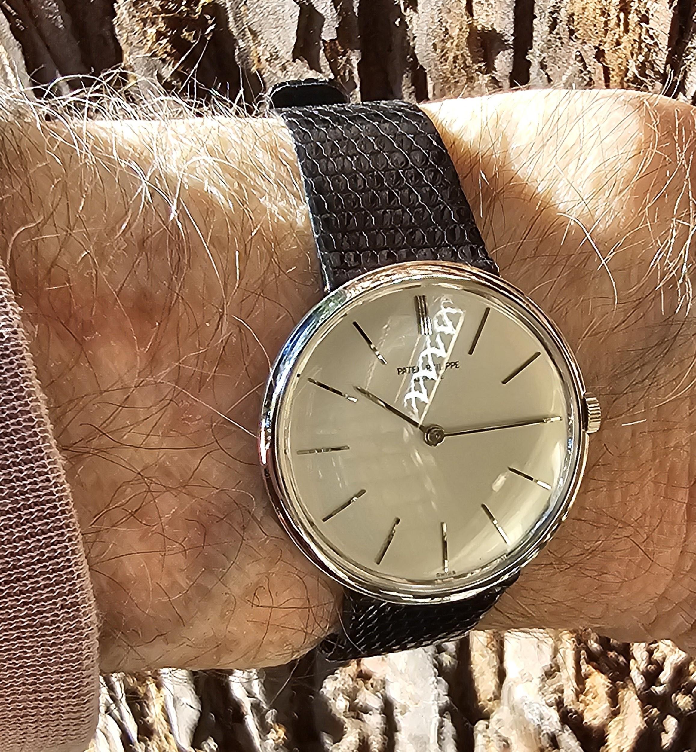  La montre Patek Philippe 2591G Calatrava présente un boîtier de 35 mm de diamètre, réalisé en or blanc 18 carats. La montre a un design minimaliste avec des cornes centrales de sorte que l'on ne voit que la montre ronde. 
 La montre est dotée d'un