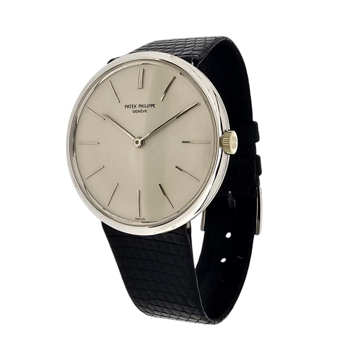 Moderne Montre Patek Philippe 2591G Calatrava boîtier 35 mm cornes centrales Circa 1959 en vente