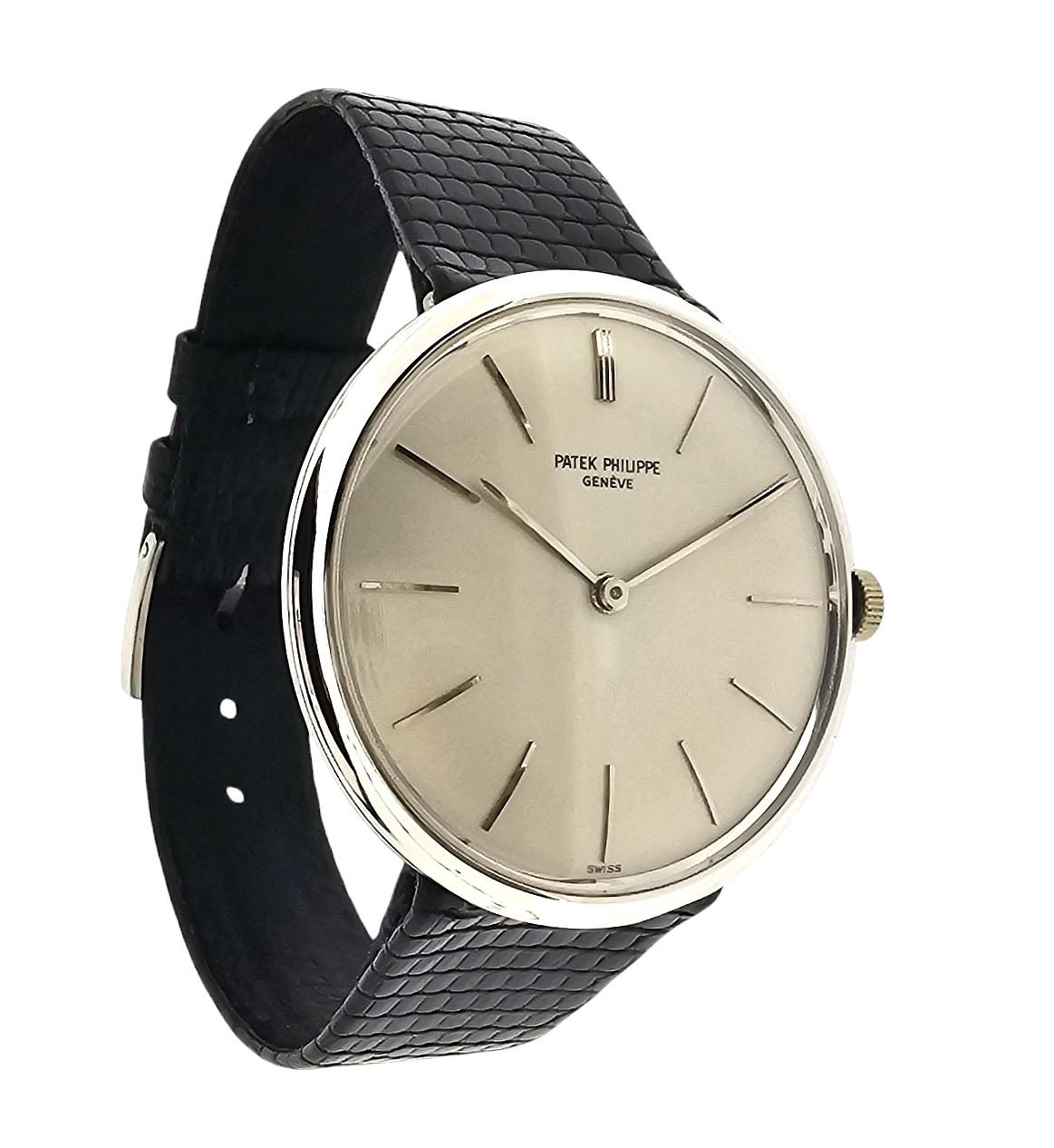 Montre Patek Philippe 2591G Calatrava boîtier 35 mm cornes centrales Circa 1959 Excellent état - En vente à Santa Monica, CA