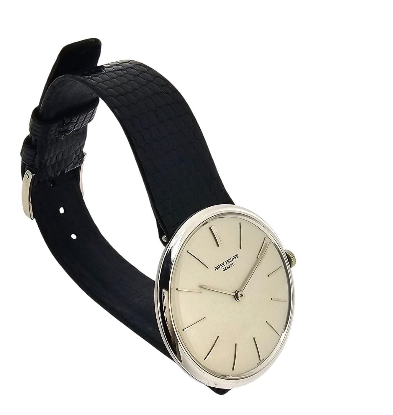 Montre Patek Philippe 2591G Calatrava boîtier 35 mm cornes centrales Circa 1959 en vente 1