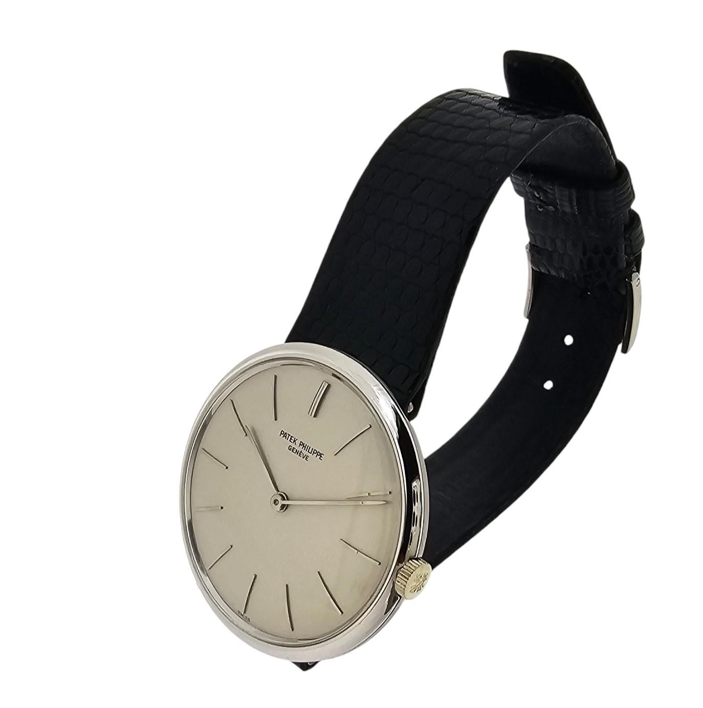 Montre Patek Philippe 2591G Calatrava boîtier 35 mm cornes centrales Circa 1959 en vente 2