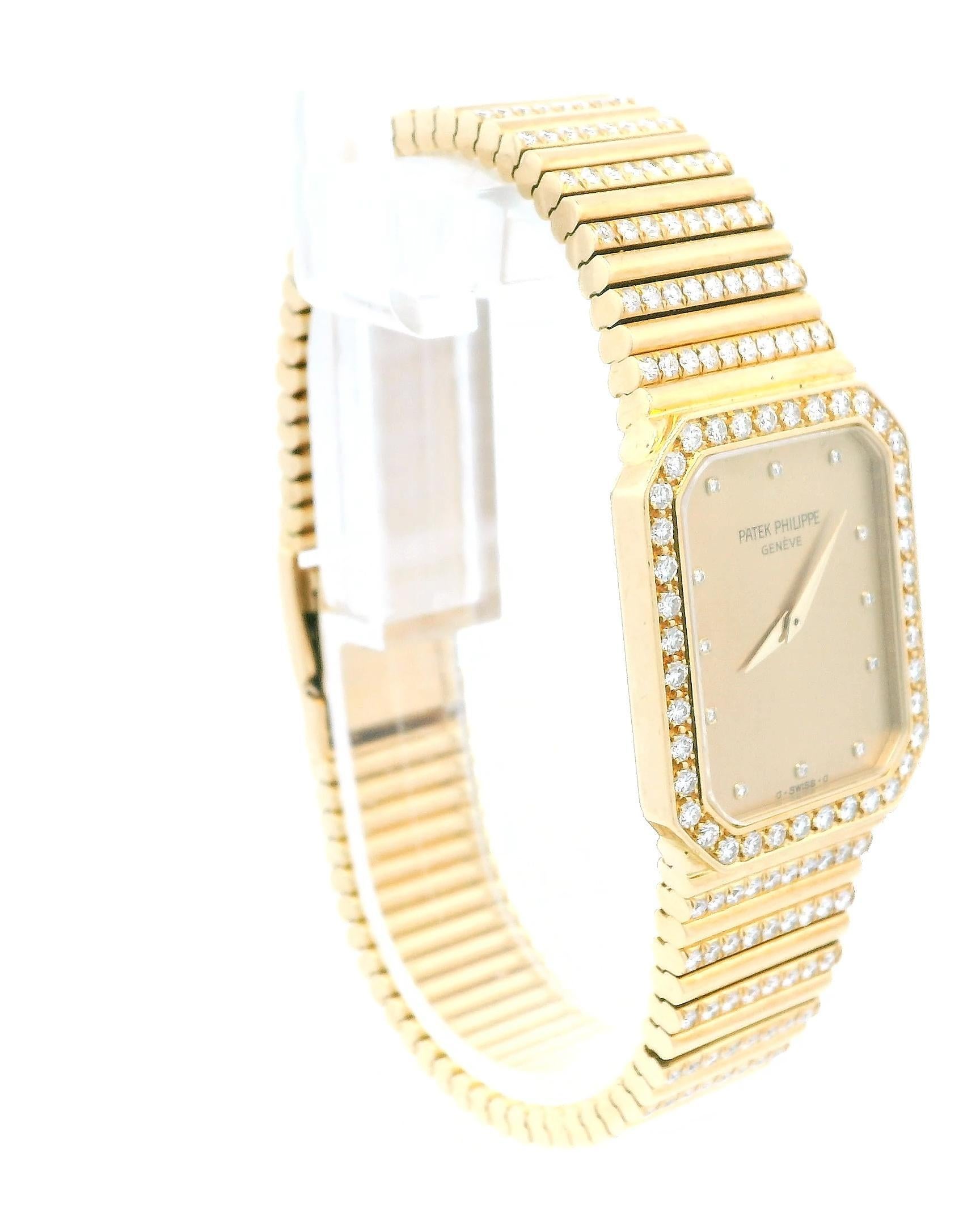 Questo autentico orologio Patek Philippe è un lussuoso segnatempo realizzato in oro giallo 18 carati, con un design di diamanti incastonati in fabbrica con circa 10 carati di diamanti naturali che adornano la cassa. Con un peso di 136 grammi, vanta