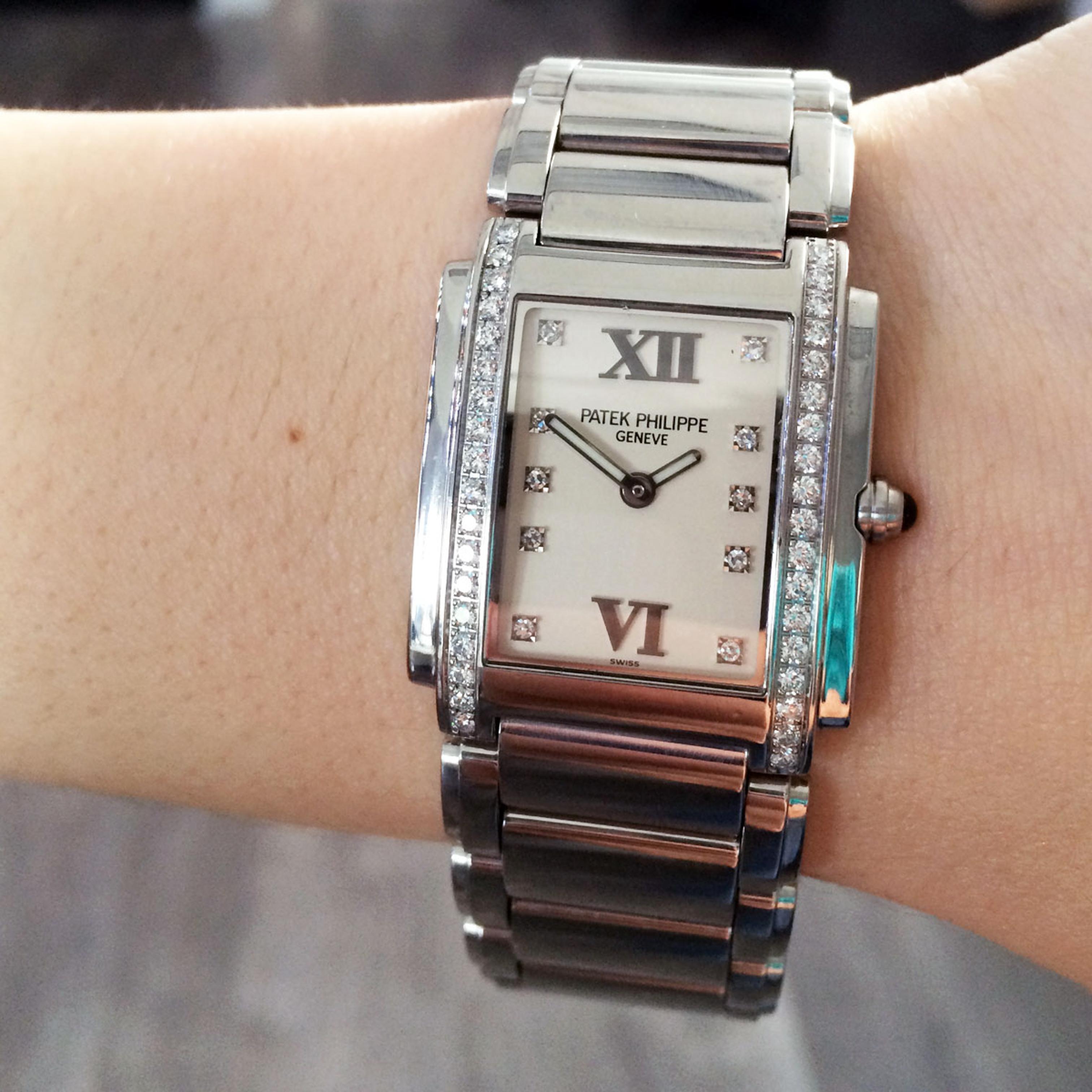 Moderno Patek Philippe 4910/10A Twenty-4 Orologio da donna in acciaio inossidabile con quadrante bianco e diamanti in vendita