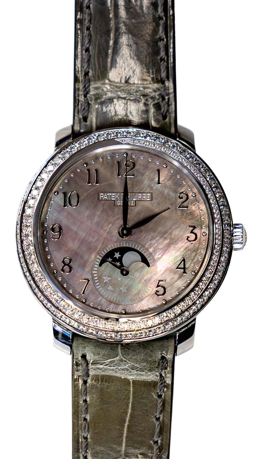 L'orologio da polso Patek Philippe, modello 4968-G-001, è un orologio lussuoso ed elegante perfetto per le occasioni formali. Caratterizzato da un'accattivante complicazione delle fasi lunari, questo orologio sfoggia uno splendido quadrante in