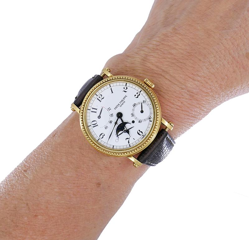 La montre Patek Philippe modèle 5015 est une montre classique et très appréciée. Elle est connue pour son design Eleg et ses complications notables, notamment les indicateurs de phase de lune et de réserve de marche. La montre est équipée d'un