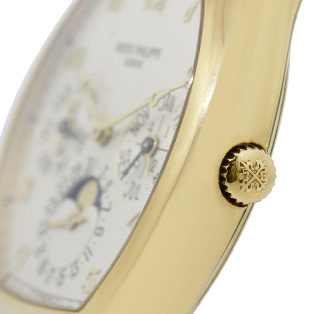 Patek Philippe Herren-Kalenderuhr

Diese elegante und stilvolle Herrenuhr 5040J von Patek Philippe ist eine elegante und raffinierte Ergänzung für jede Uhrensammlung eines Mannes. Diese Uhr verfügt über ein Gehäuse aus 18 Karat Gelbgold mit einem