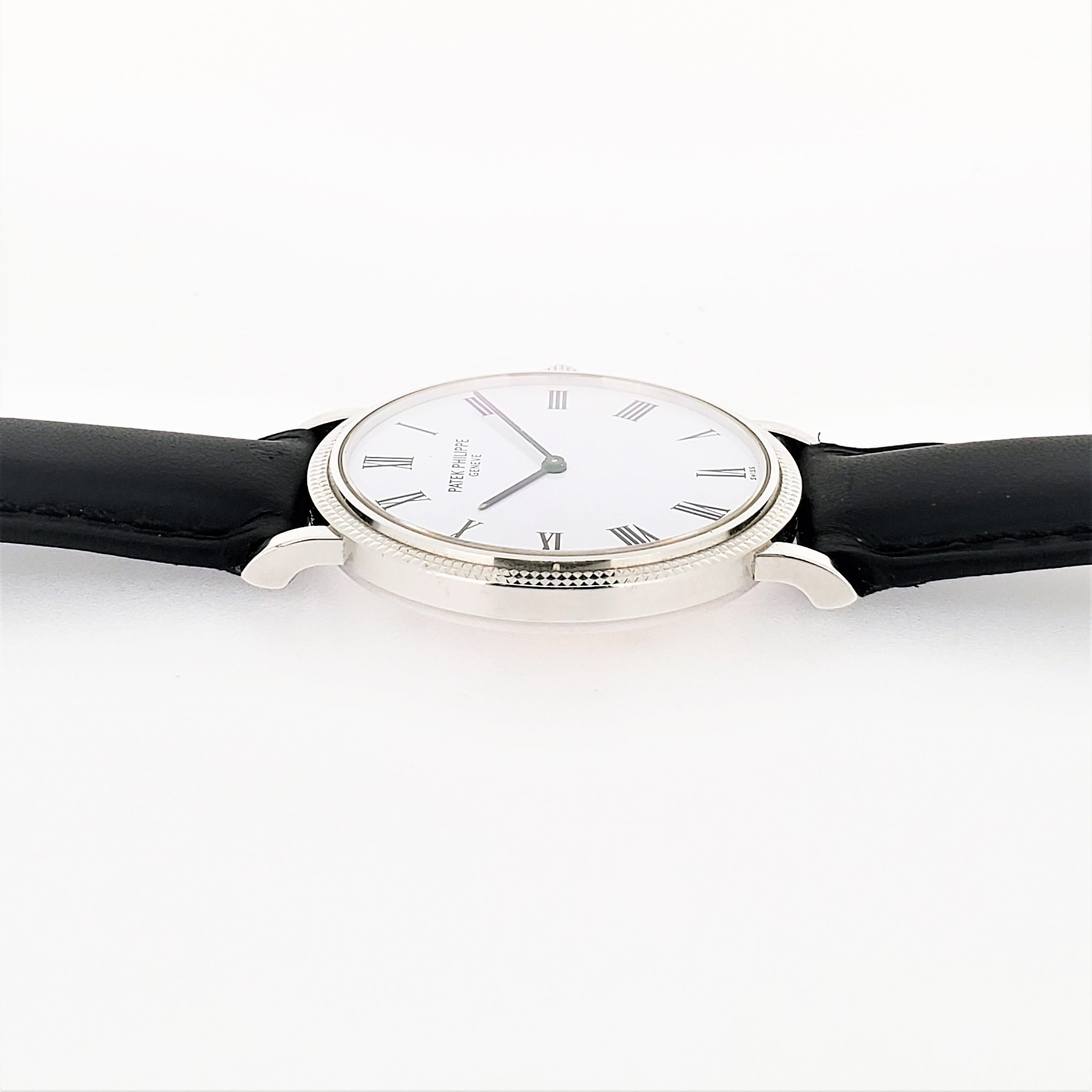 Einleitung:

Patek Philippe 5120G Extra Dünn Automatik Calatrava.  Die Uhr stammt aus dem Jahr 2004 und ist aus 18 Karat Weißgold gefertigt.  Die Uhr misst 35 mm im Durchmesser.  Die Uhr wird von einem Archivauszug begleitet, der das